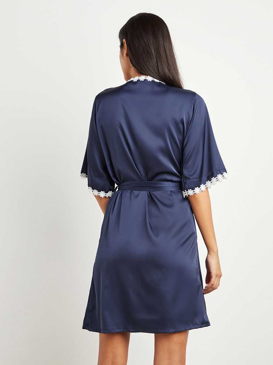 روب ساتان مزين بأزهار كروشيه من ستايلي-women-clothing-nightwear-robes-image-5