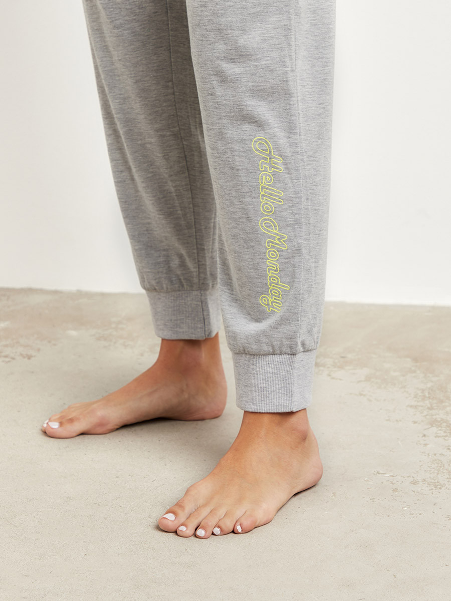 طقم بيجاما بنطلون وتيشيرت بطبعة-women-clothing-nightwear-pyjamas-bottoms-image-7