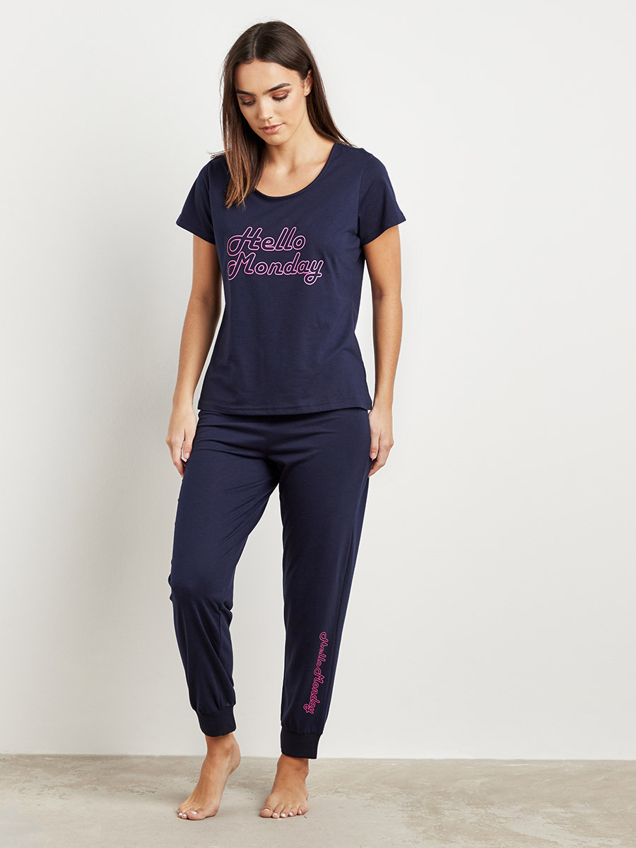 طقم بيجاما بنطلون وتيشيرت بطبعة-women-clothing-nightwear-pyjamas-longsets-image-1