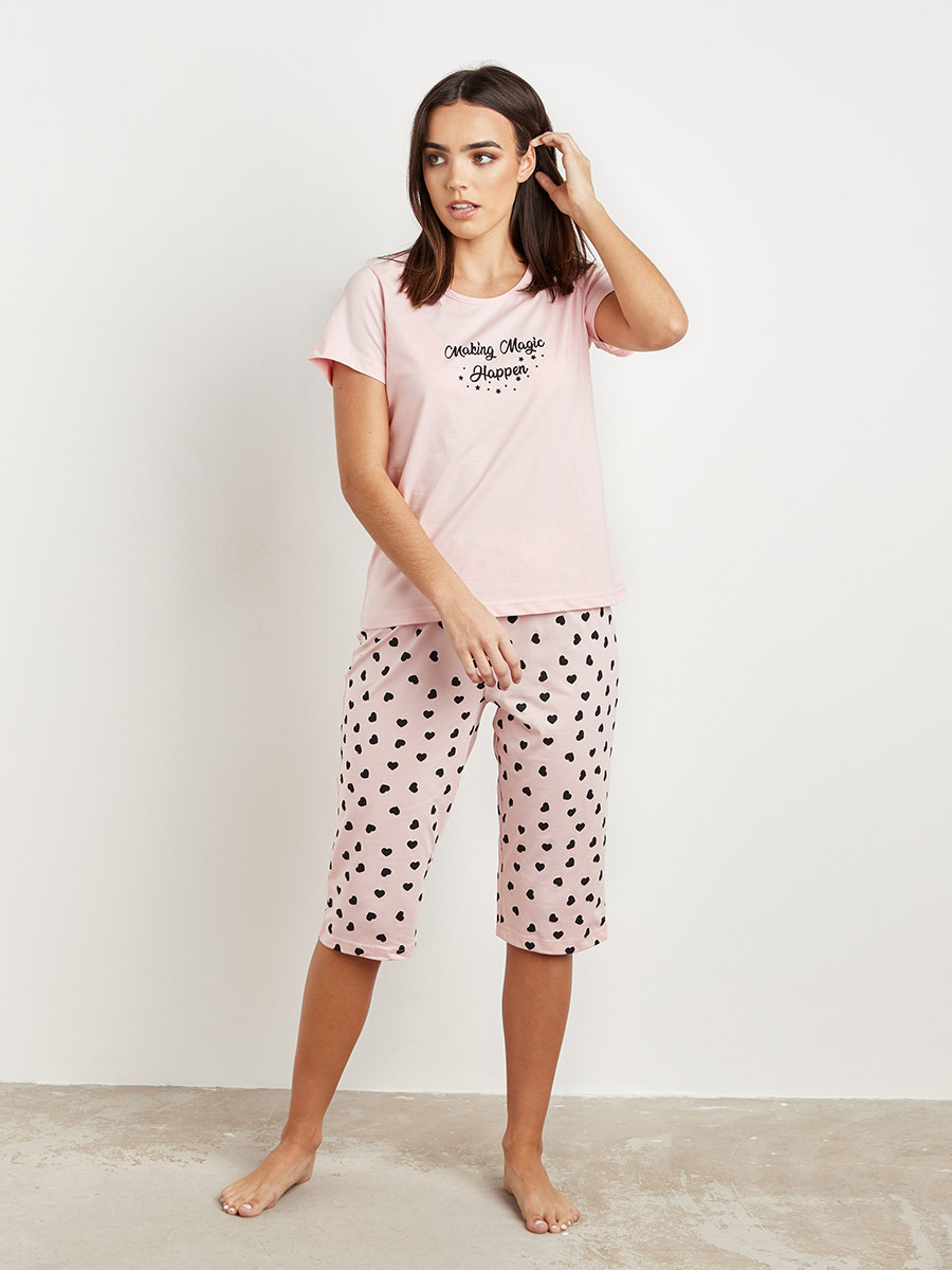 طقم تيشيرت وبنطلون كابري مطبوع-women-clothing-nightwear-pyjamas-longsets-image-1