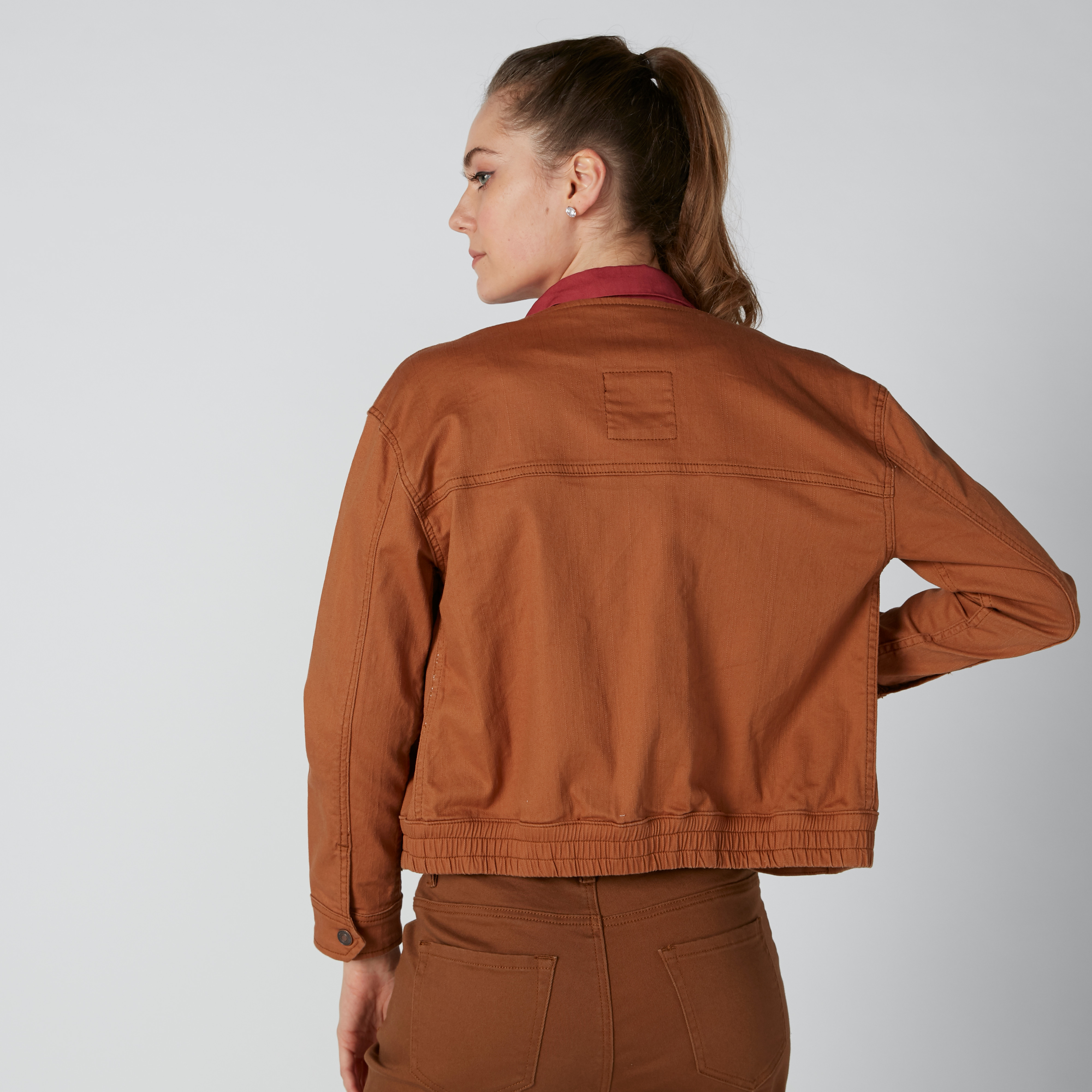 جاكيت مستدامة دينم بقصّة عادية وأكمام طويلة-women-winterwear-coatsandjackets-jackets-image-4
