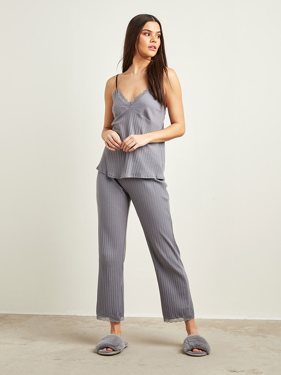 طقم بيجاما من 3 قطع، بلوزة بحمالات رفيعة وبنطلون وروب من ستايلي-women-clothing-nightwear-pyjamas-bottoms-image-2