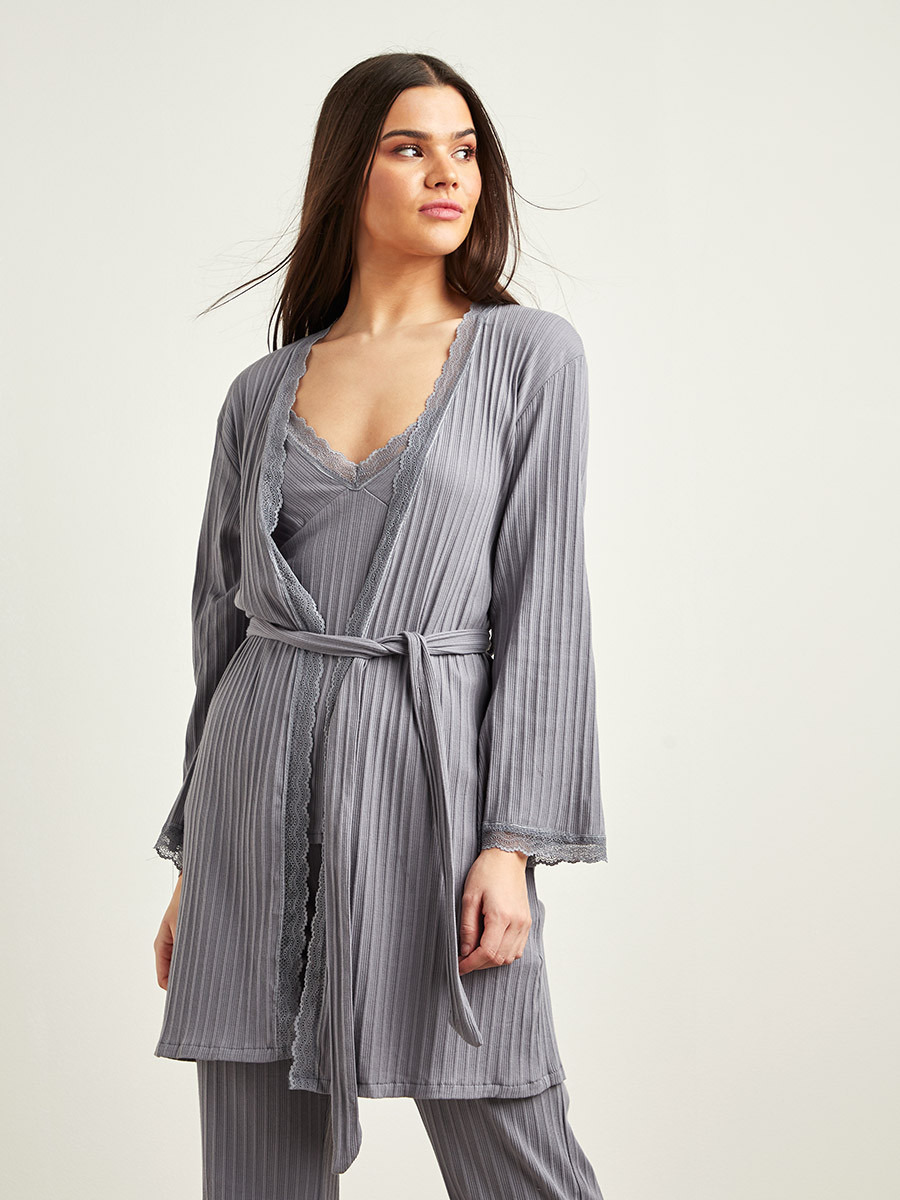 طقم بيجاما من 3 قطع، بلوزة بحمالات رفيعة وبنطلون وروب من ستايلي-women-clothing-nightwear-pyjamas-bottoms-image-3