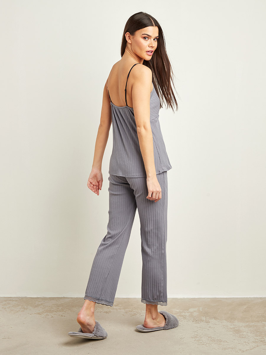 طقم بيجاما من 3 قطع، بلوزة بحمالات رفيعة وبنطلون وروب من ستايلي-women-clothing-nightwear-pyjamas-bottoms-image-4