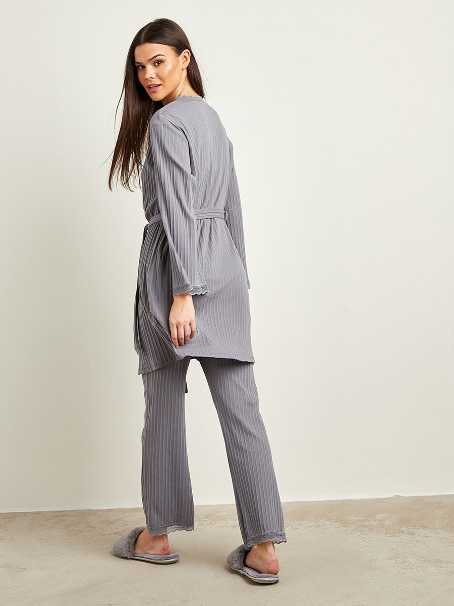 طقم بيجاما من 3 قطع، بلوزة بحمالات رفيعة وبنطلون وروب من ستايلي-women-clothing-nightwear-pyjamas-bottoms-image-7