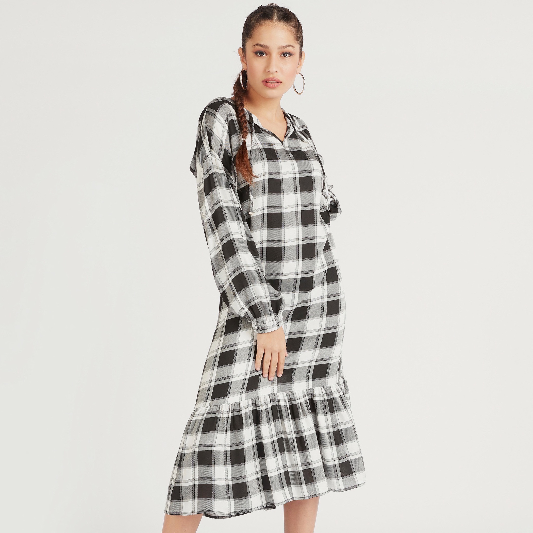 فستان واسع ميدي كاروهات وأكمام طويلة من لي كوبر-women-clothing-dresses-image-1