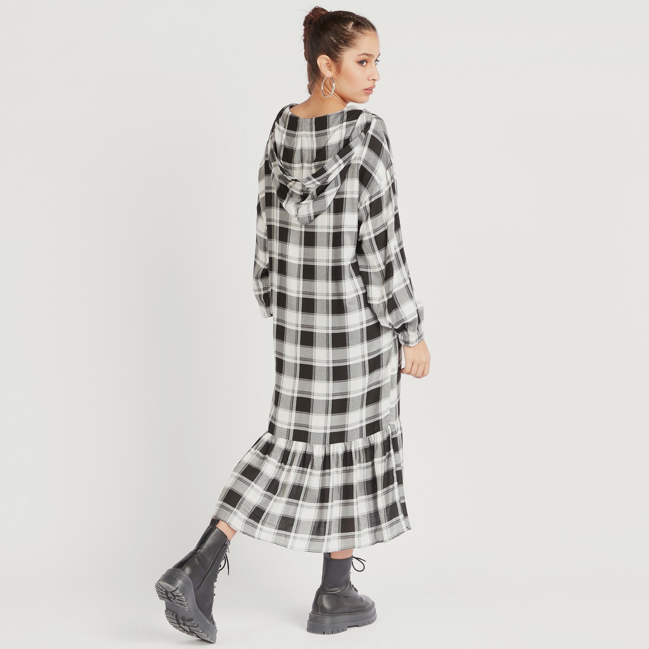 فستان واسع ميدي كاروهات وأكمام طويلة من لي كوبر-women-clothing-dresses-image-4