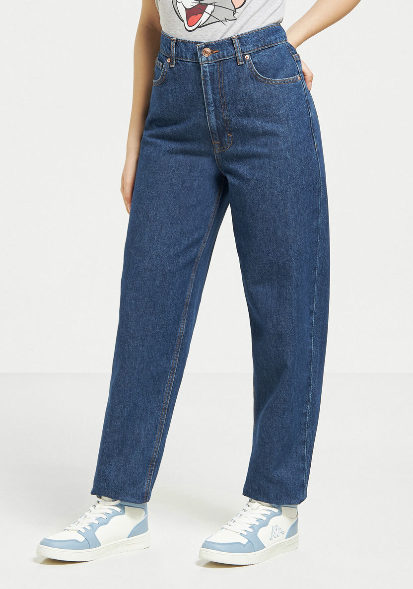Buy Lee Cooper Solid Relaxed Fit Mom Jeans with Elasticated Waist and  Button Closure | Splash UAE
