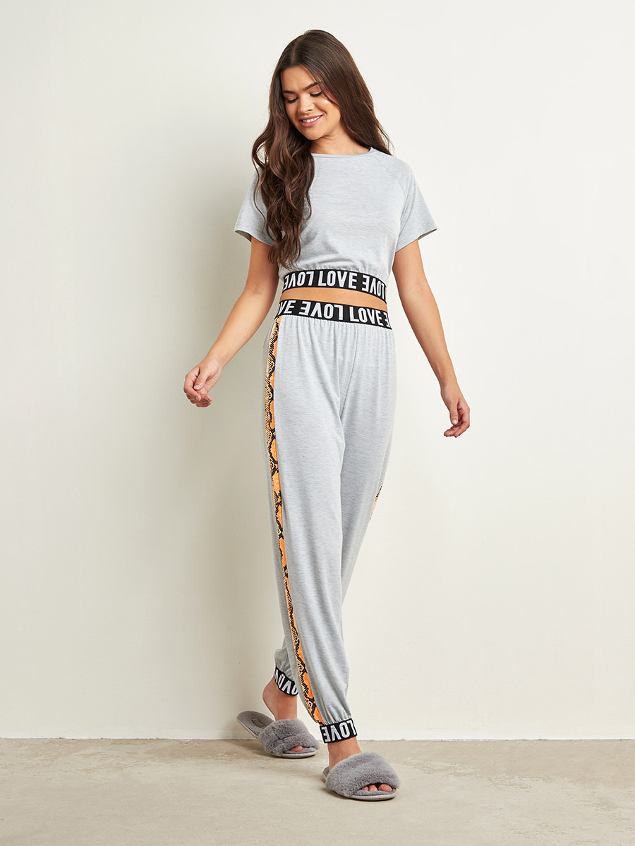 مجموعة من تيشيرت قصير مطبوع وبنطلون رياضي من ستايلي-women-clothing-nightwear-pyjamas-longsets-image-1