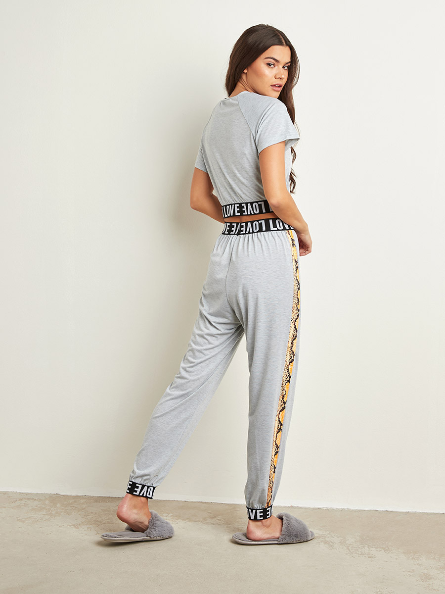 مجموعة من تيشيرت قصير مطبوع وبنطلون رياضي من ستايلي-women-clothing-nightwear-pyjamas-longsets-image-3