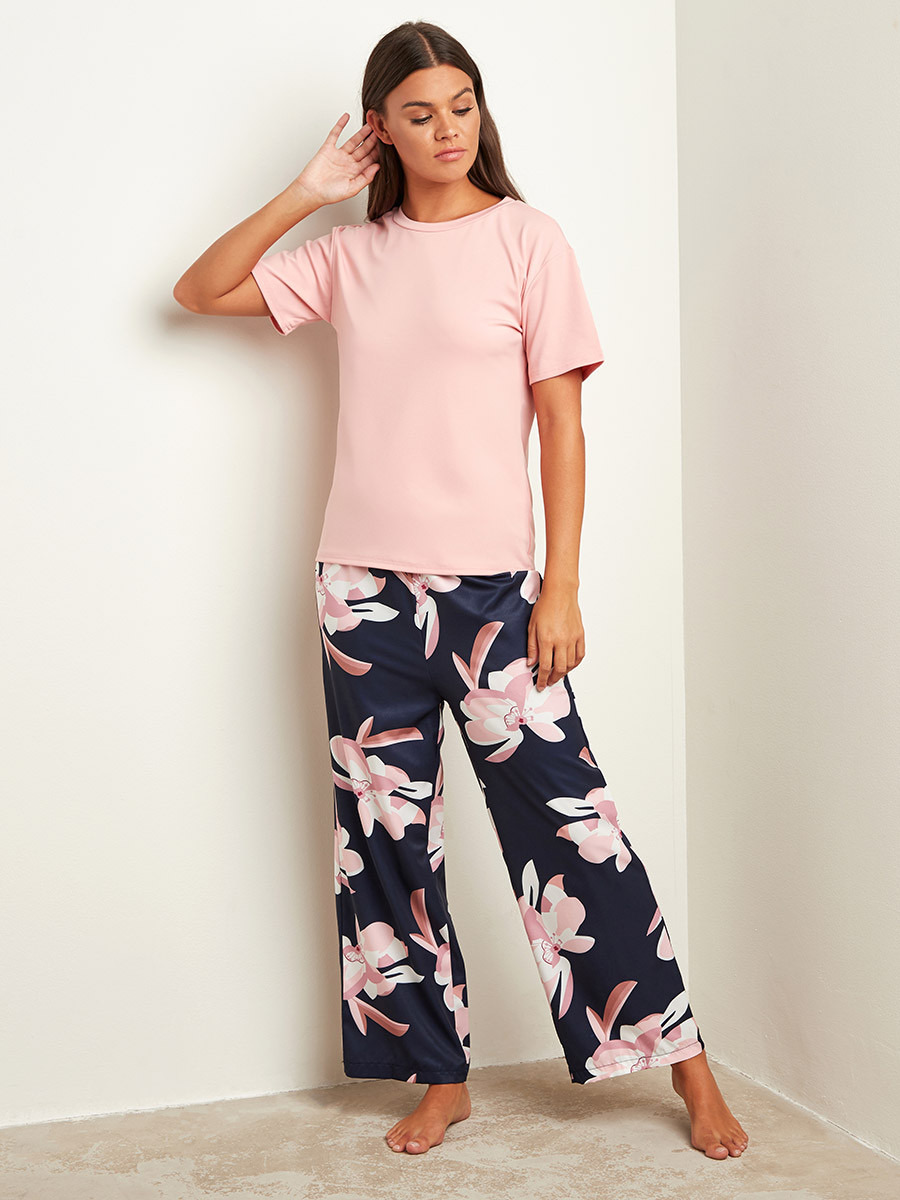 مجموعة من تيشيرت سادة وبنطلون مطبوع من ستايلي-women-clothing-nightwear-pyjamas-longsets-image-1