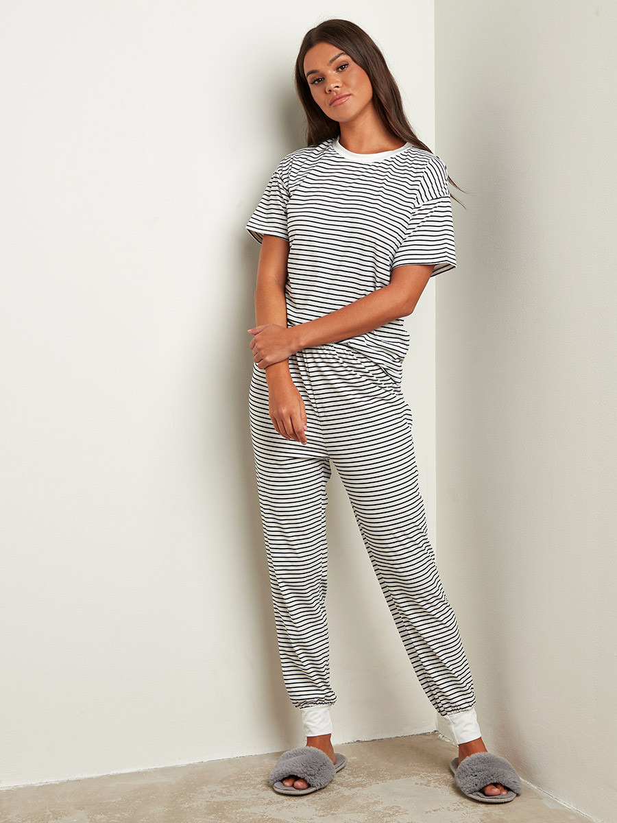 مجموعة من تيشيرت وبنطلون بيجاما من ستايلي-women-clothing-nightwear-pyjamas-longsets-image-1