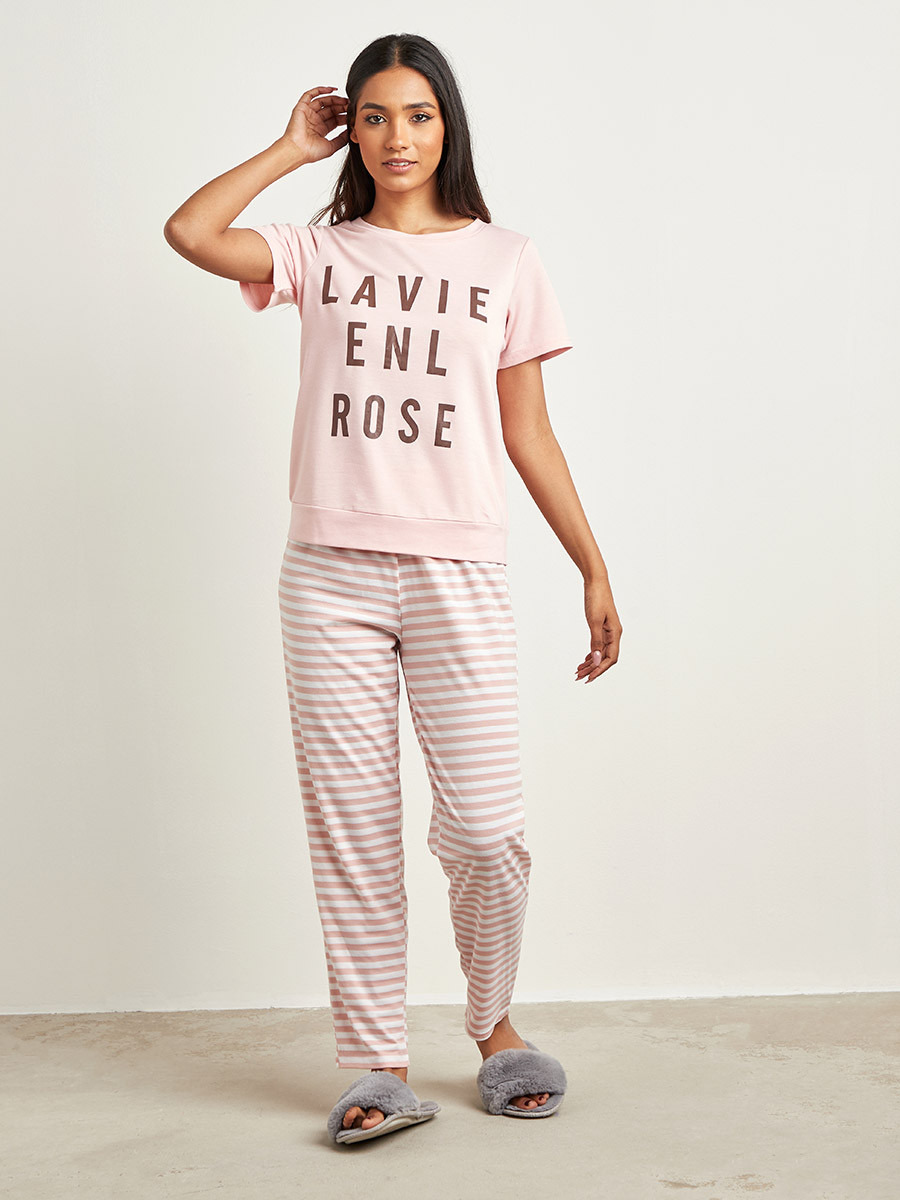 طقم بيجاما من تيشيرت سادة وبنطلون مخطط من ستايلي-women-clothing-nightwear-pyjamas-longsets-image-1