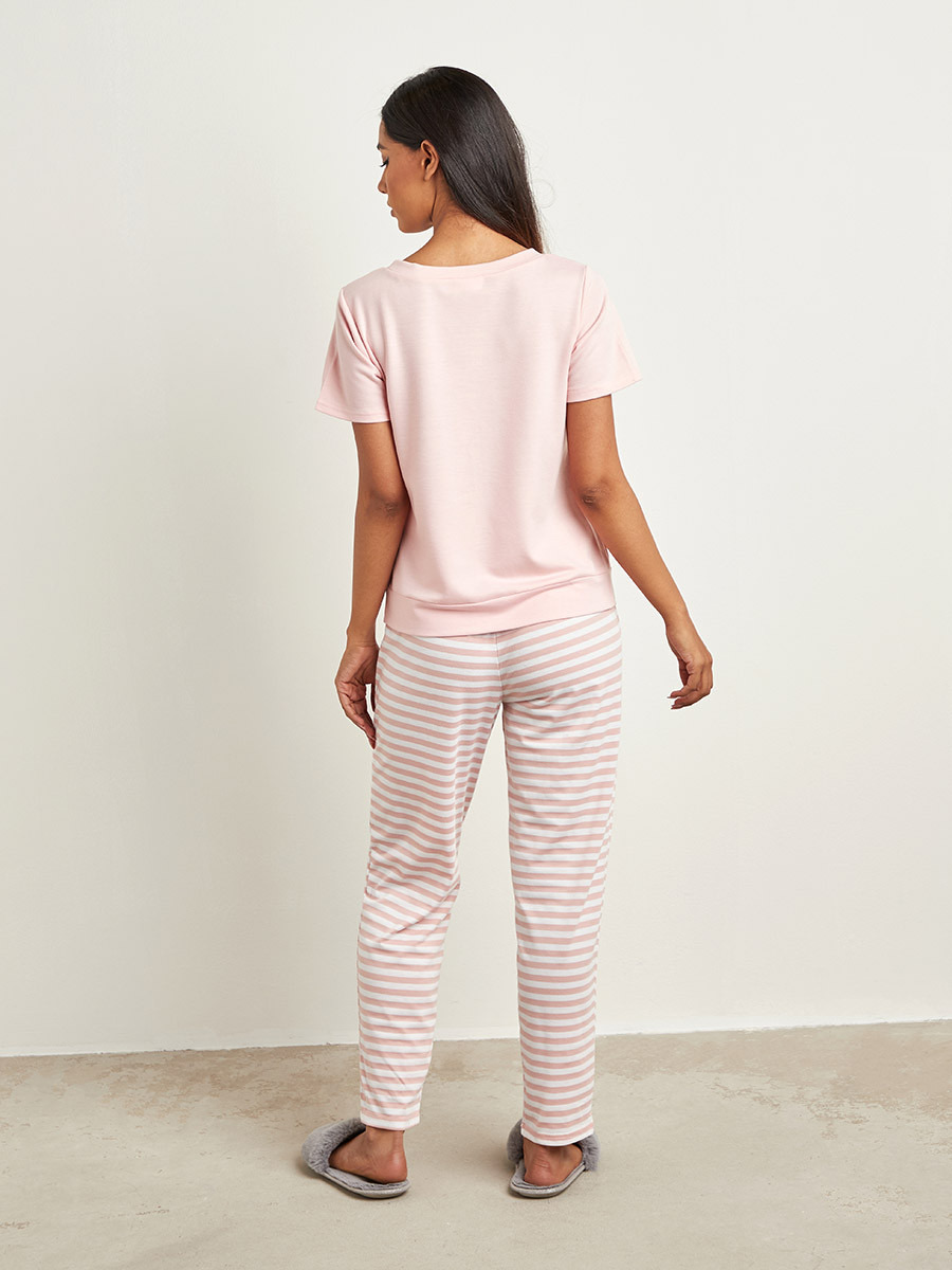 طقم بيجاما من تيشيرت سادة وبنطلون مخطط من ستايلي-women-clothing-nightwear-pyjamas-longsets-image-2