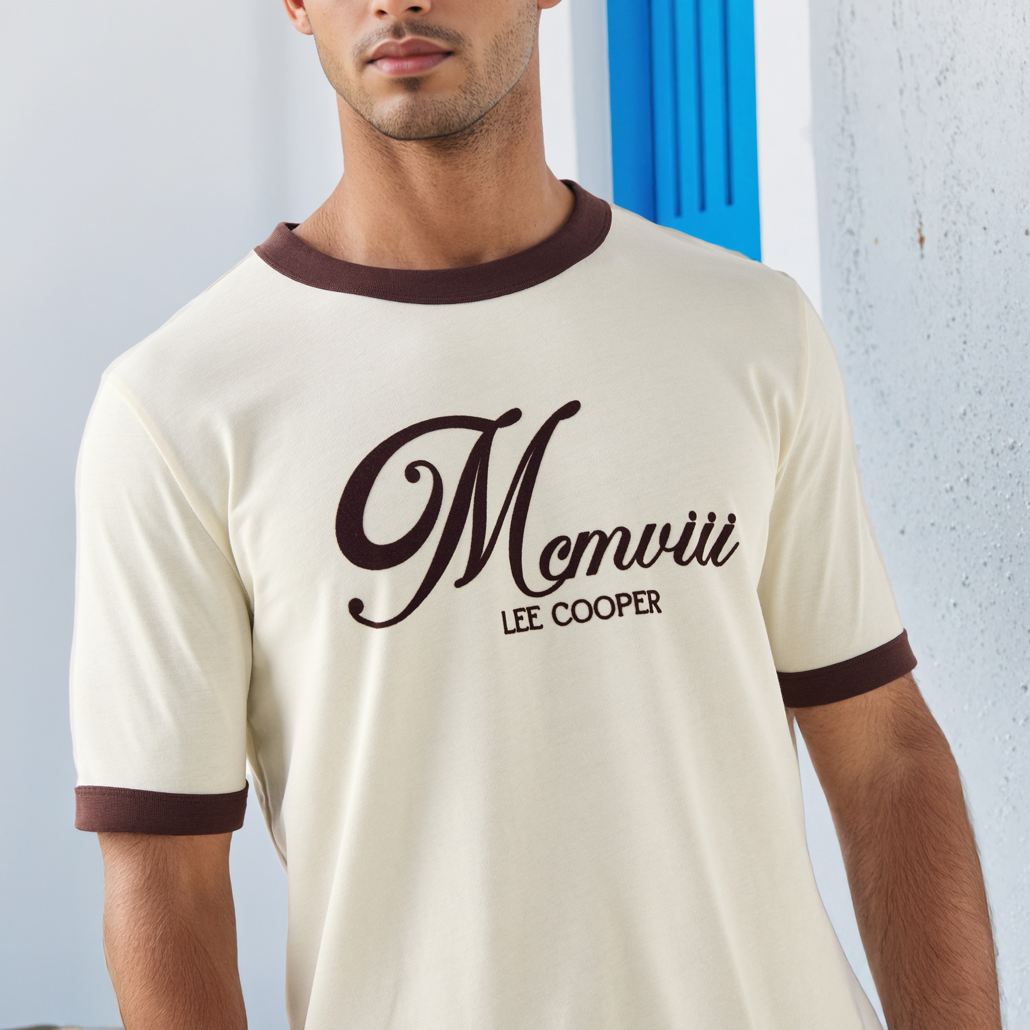 تيشيرت بياقة ضيقة وطبعات من لي كوبر-men-clothing-tshirtsandpolos-tshirts-image-4