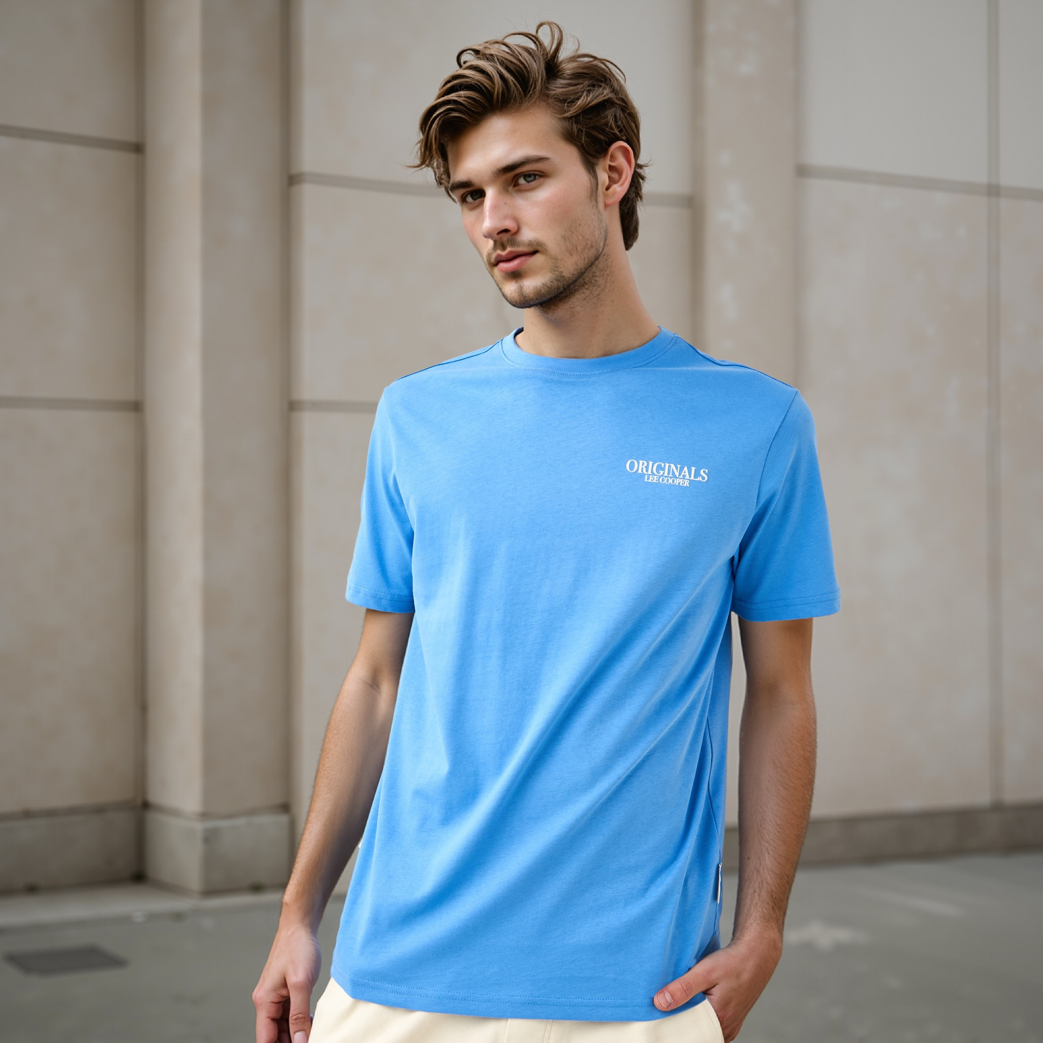 تيشيرت بطبعات تايبوجرافيك وياقة ضيقة من لي كوبر-men-clothing-tshirtsandpolos-tshirts-image-3