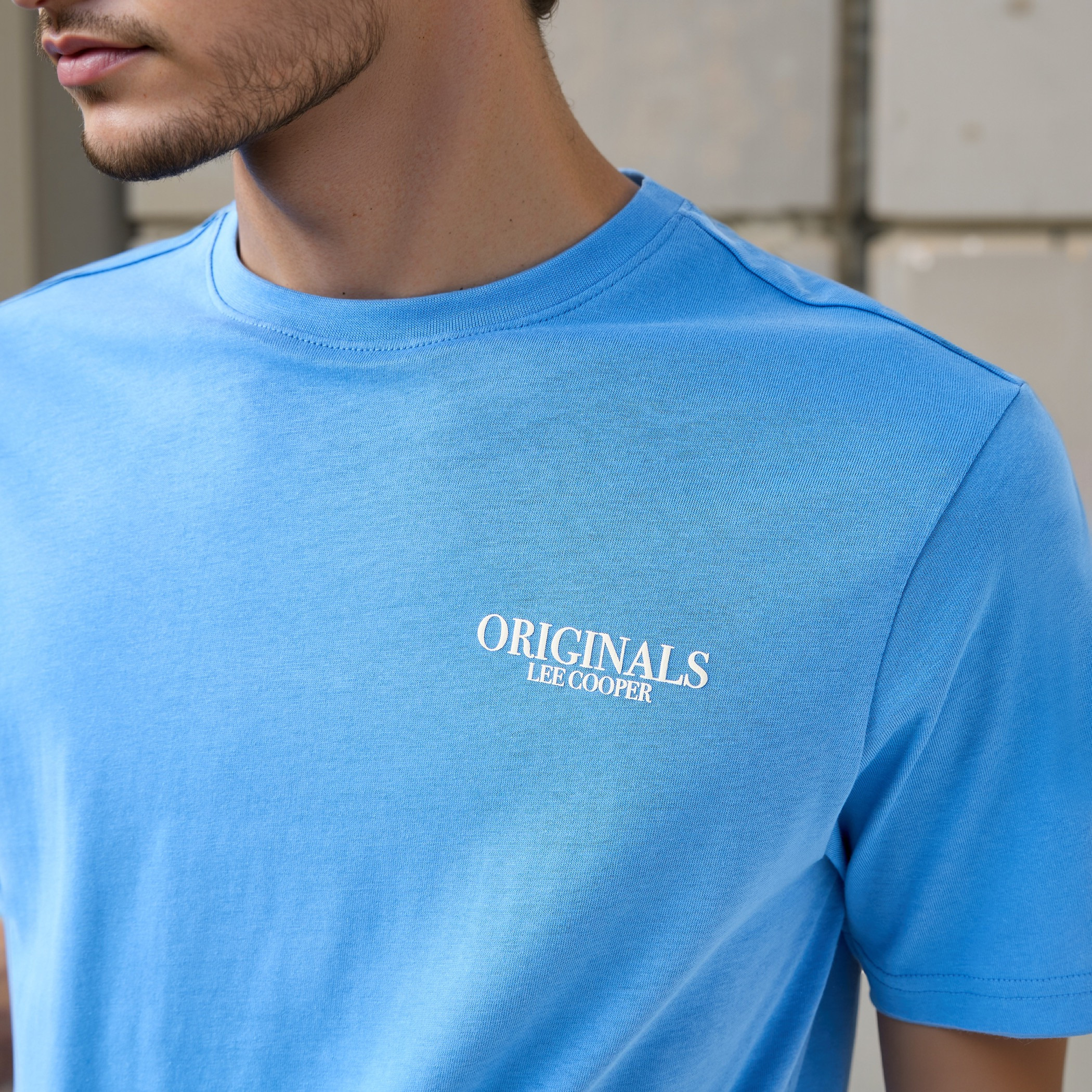 تيشيرت بطبعات تايبوجرافيك وياقة ضيقة من لي كوبر-men-clothing-tshirtsandpolos-tshirts-image-4