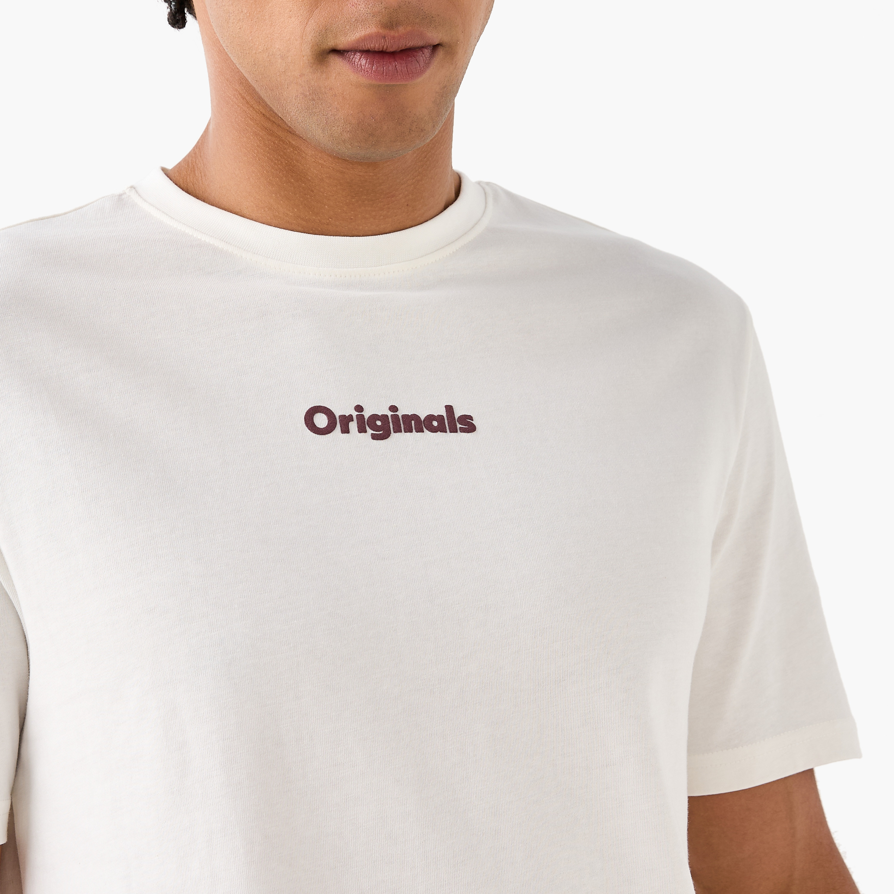 تيشيرت بطبعات تايبوجرافيك وياقة ضيقة من لي كوبر-men-clothing-tshirtsandpolos-tshirts-image-4