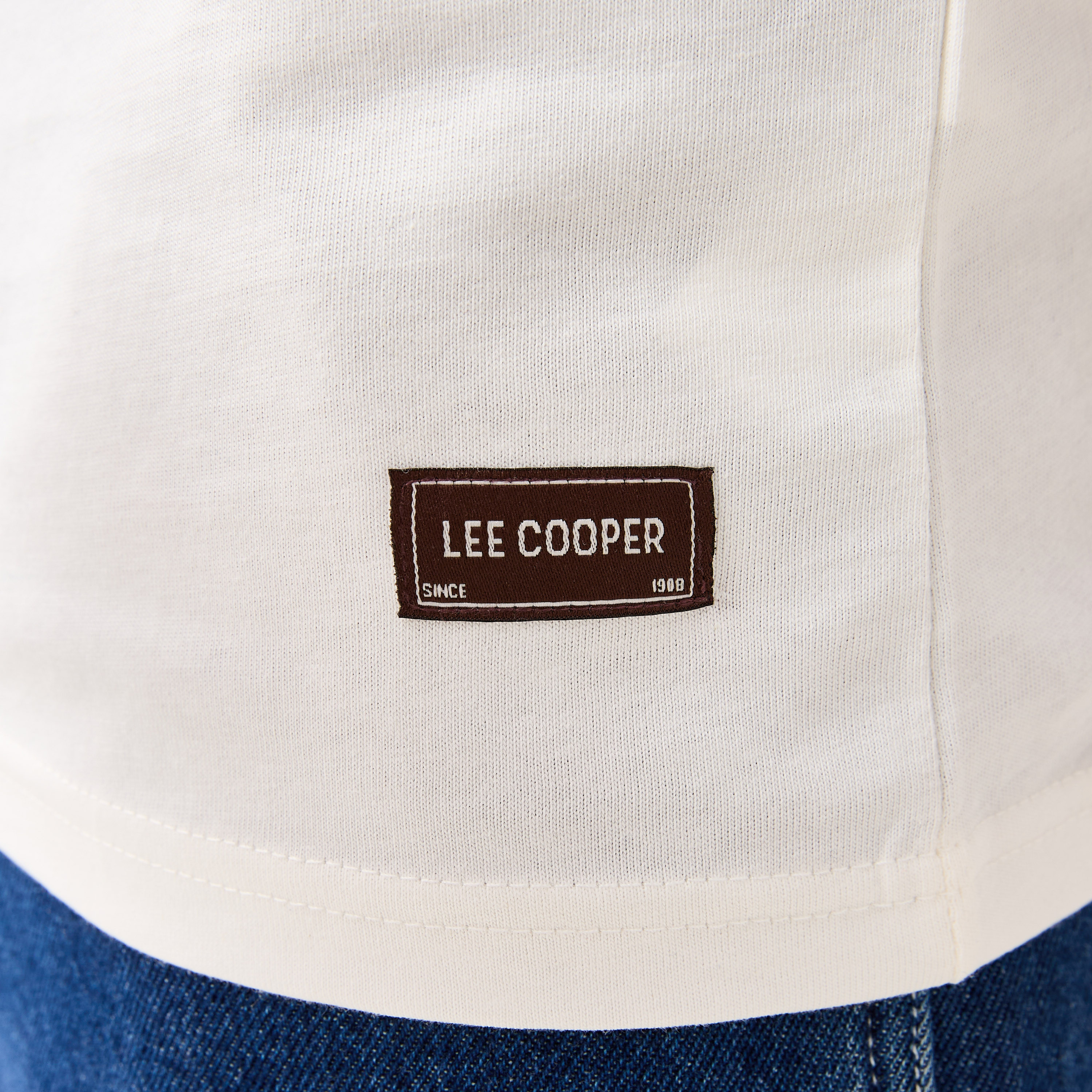 تيشيرت بطبعات تايبوجرافيك وياقة ضيقة من لي كوبر-men-clothing-tshirtsandpolos-tshirts-image-5