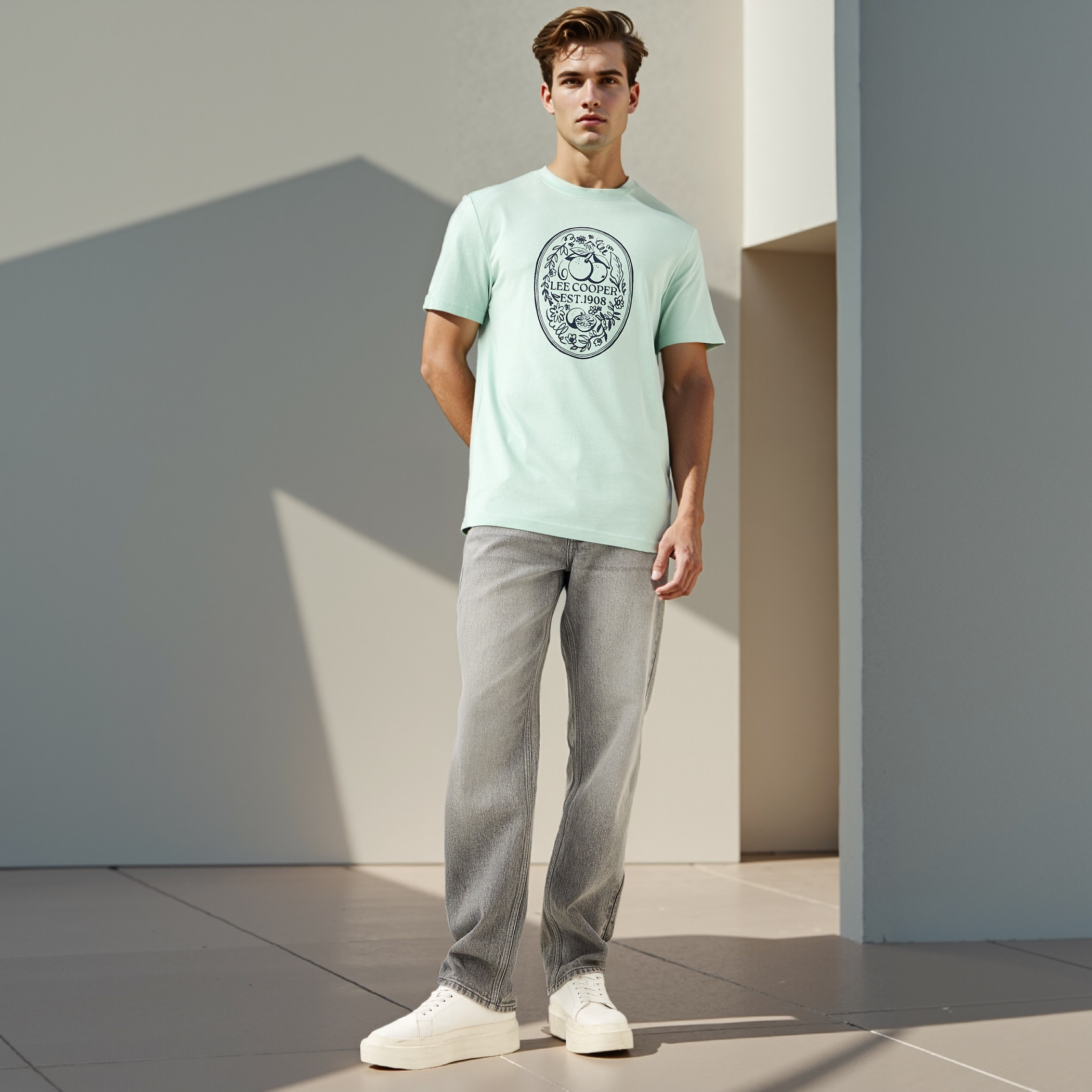 تيشيرت بطبعات تايبوجرافيك وياقة ضيقة من لي كوبر-men-clothing-tshirtsandpolos-tshirts-image-2