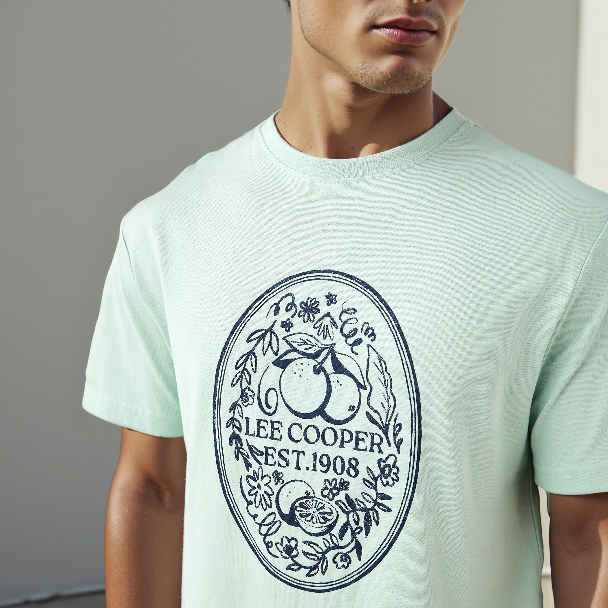 تيشيرت بطبعات تايبوجرافيك وياقة ضيقة من لي كوبر-men-clothing-tshirtsandpolos-tshirts-image-4