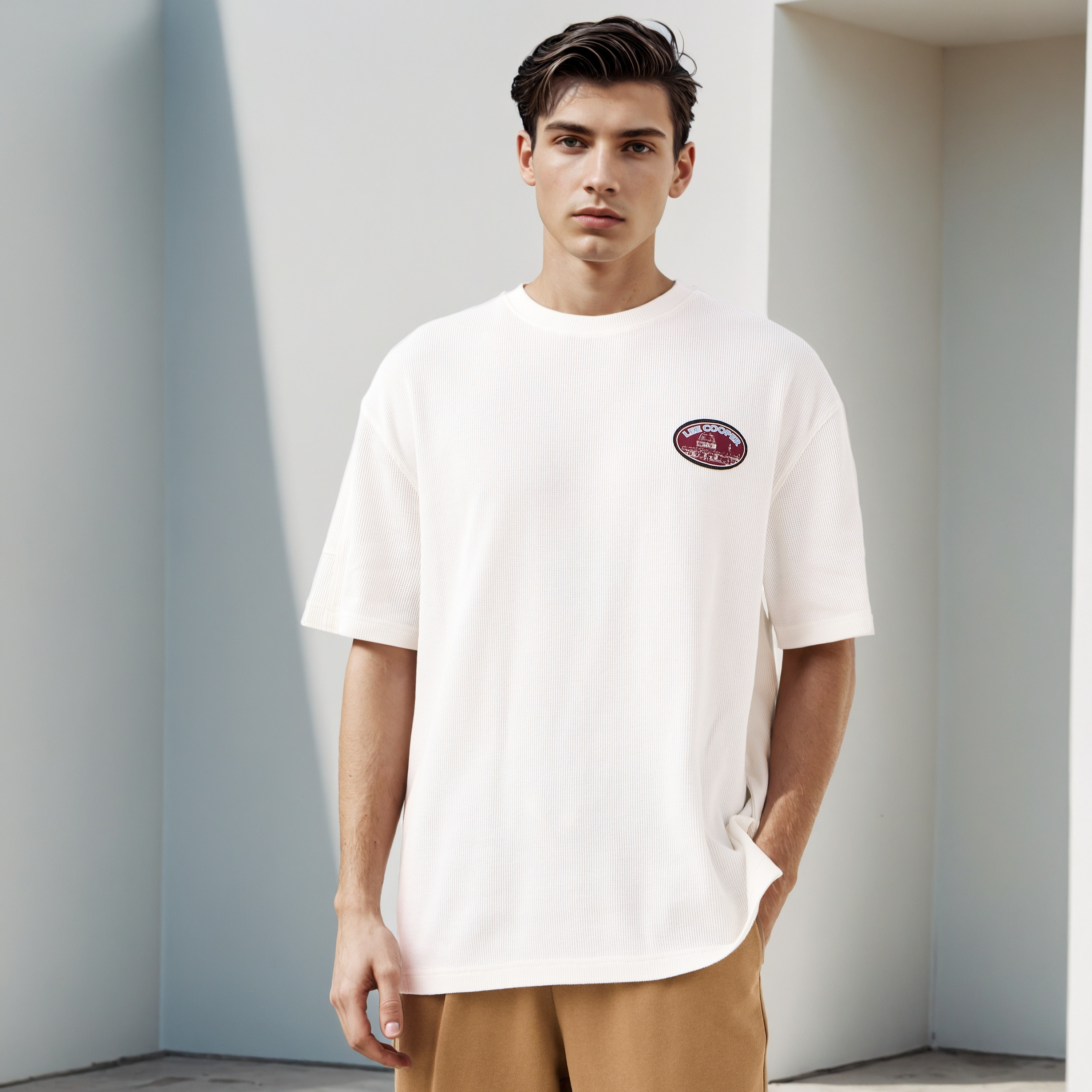 تيشيرت بطبعات وياقة ضيقة من لي كوبر-men-clothing-tshirtsandpolos-tshirts-image-1