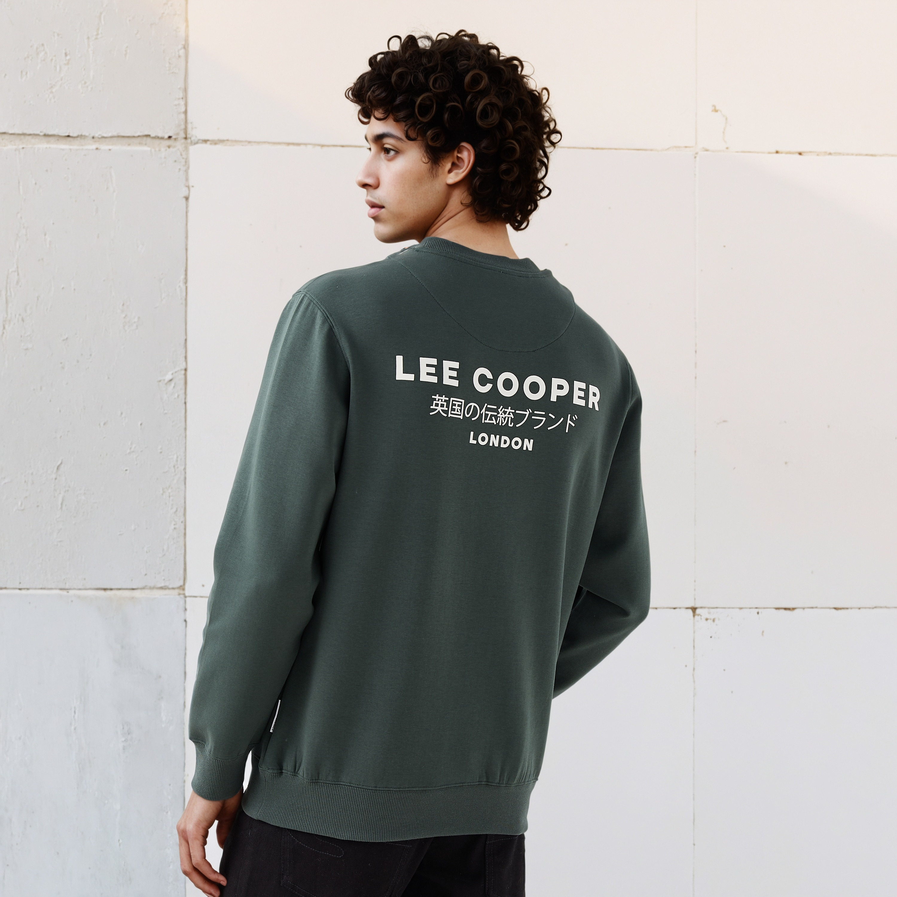 سويت شيرت قطن بقصّة عادية وطبعات شعار للرجال من لي كوبر-men-winterwear-hoodiesandsweatshirts-image-1