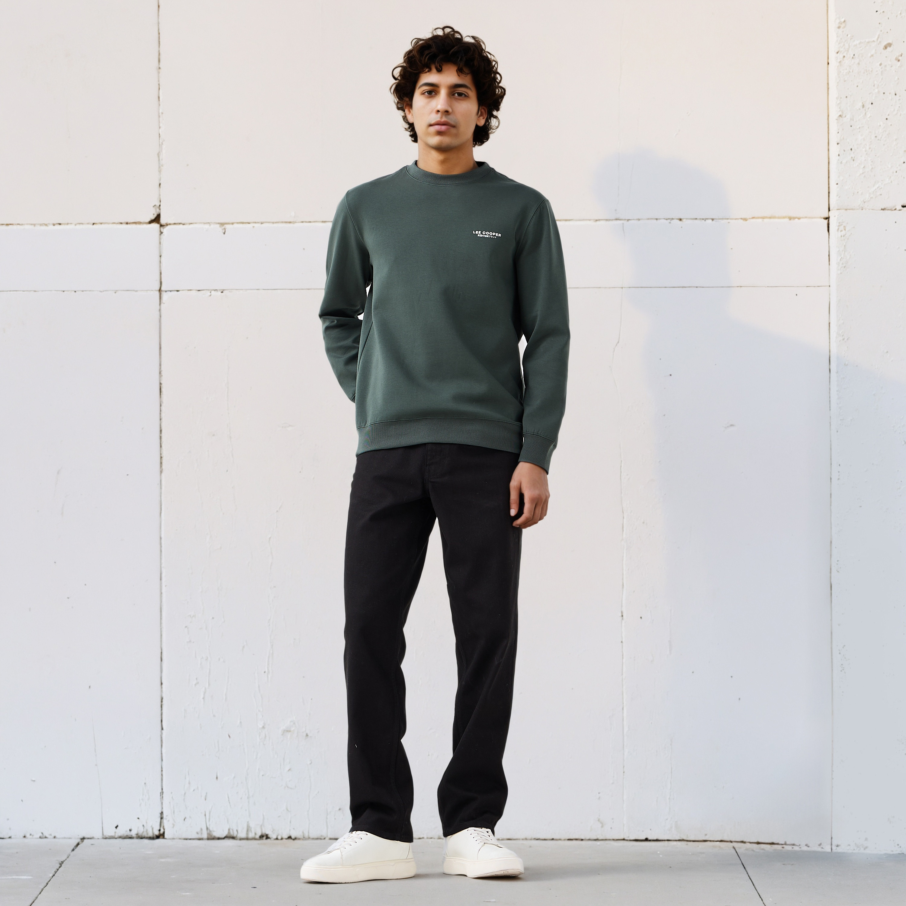 سويت شيرت قطن بقصّة عادية وطبعات شعار للرجال من لي كوبر-men-winterwear-hoodiesandsweatshirts-image-2