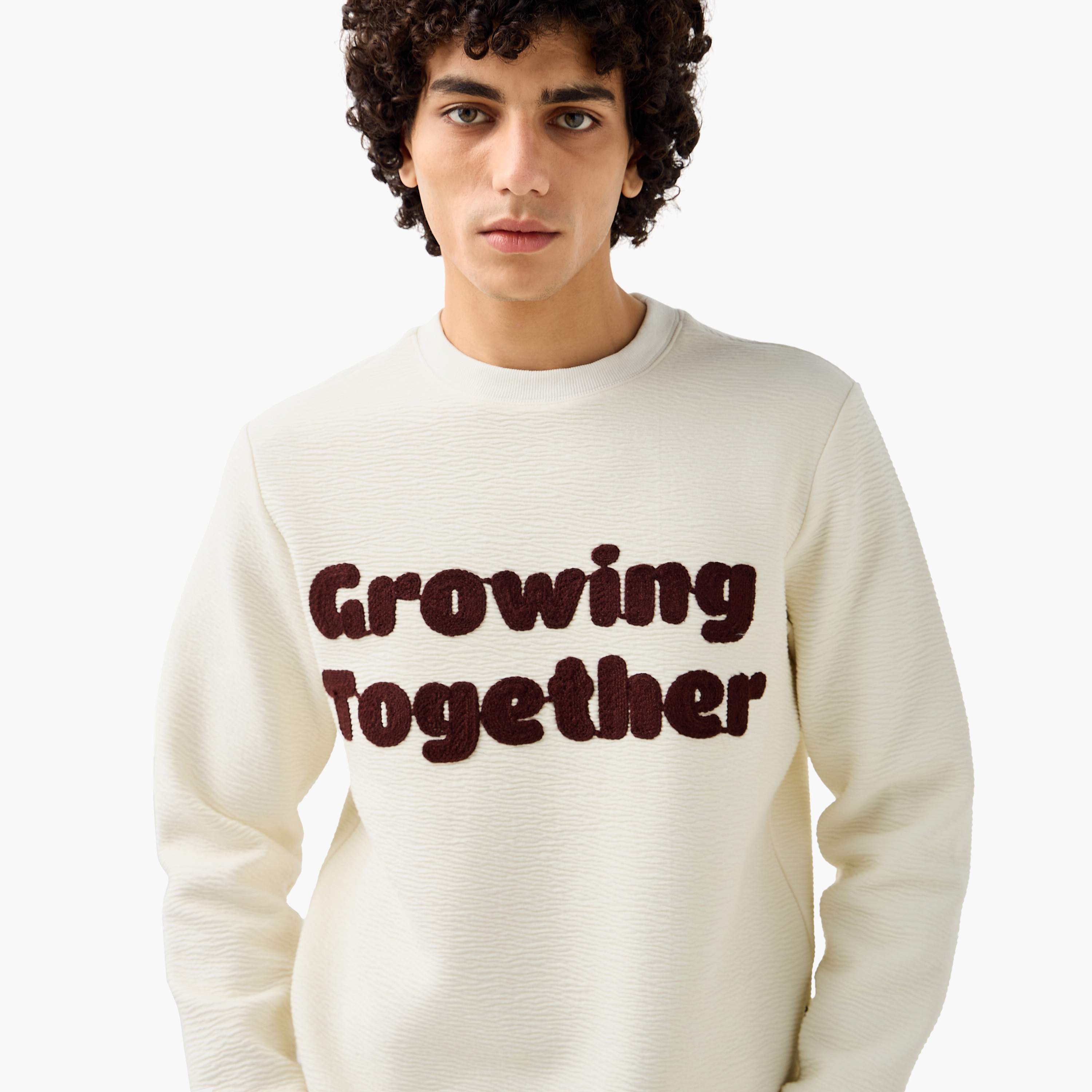 سويت شيرت قطن بقصّة مريحة وطبعات شعار للرجال من لي كوبر-men-winterwear-hoodiesandsweatshirts-image-4
