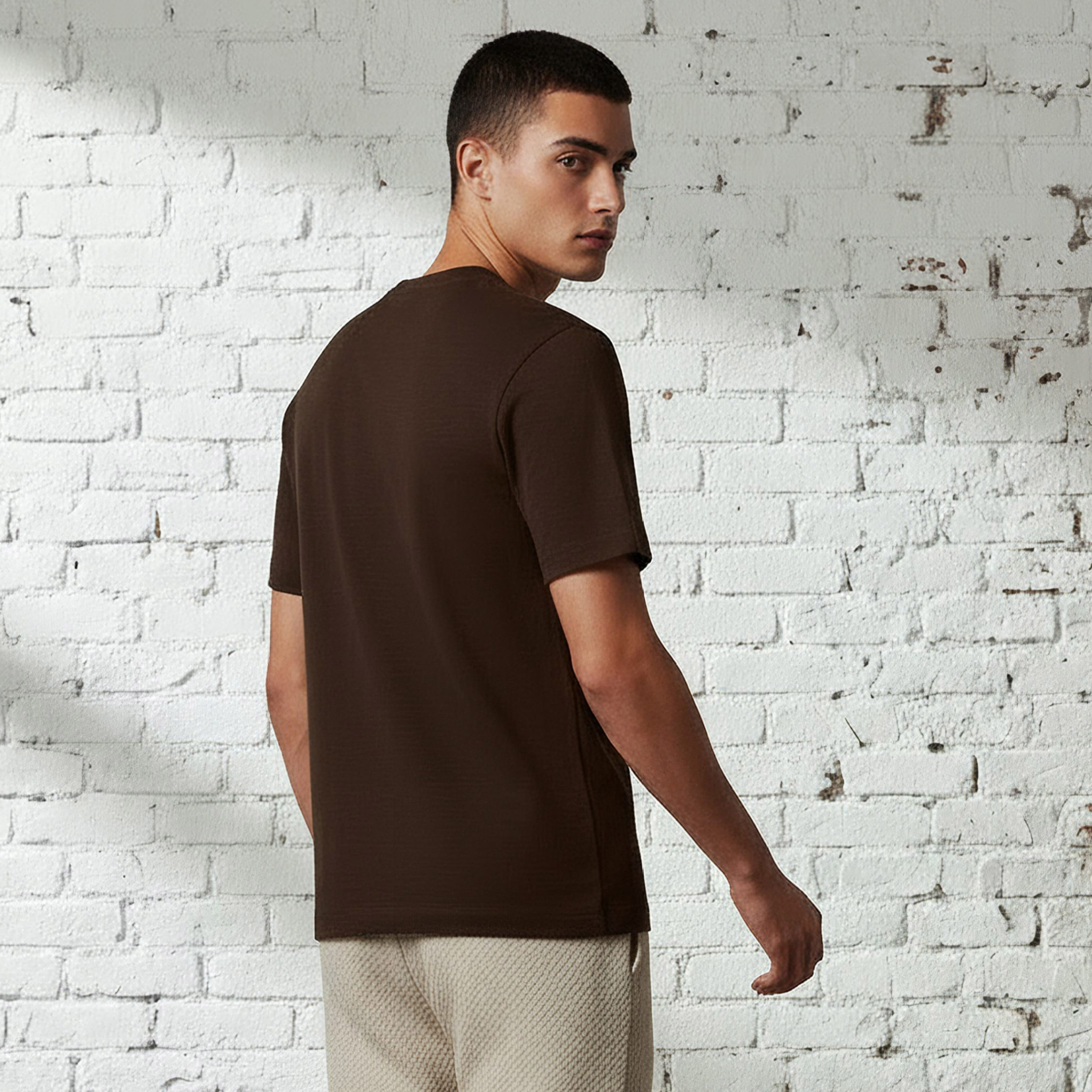تيشيرت مزين بقصة عادية وياقة ضيقة وأكمام قصيرة للرجال من لي كوبر-men-clothing-tshirtsandpolos-tshirts-image-3