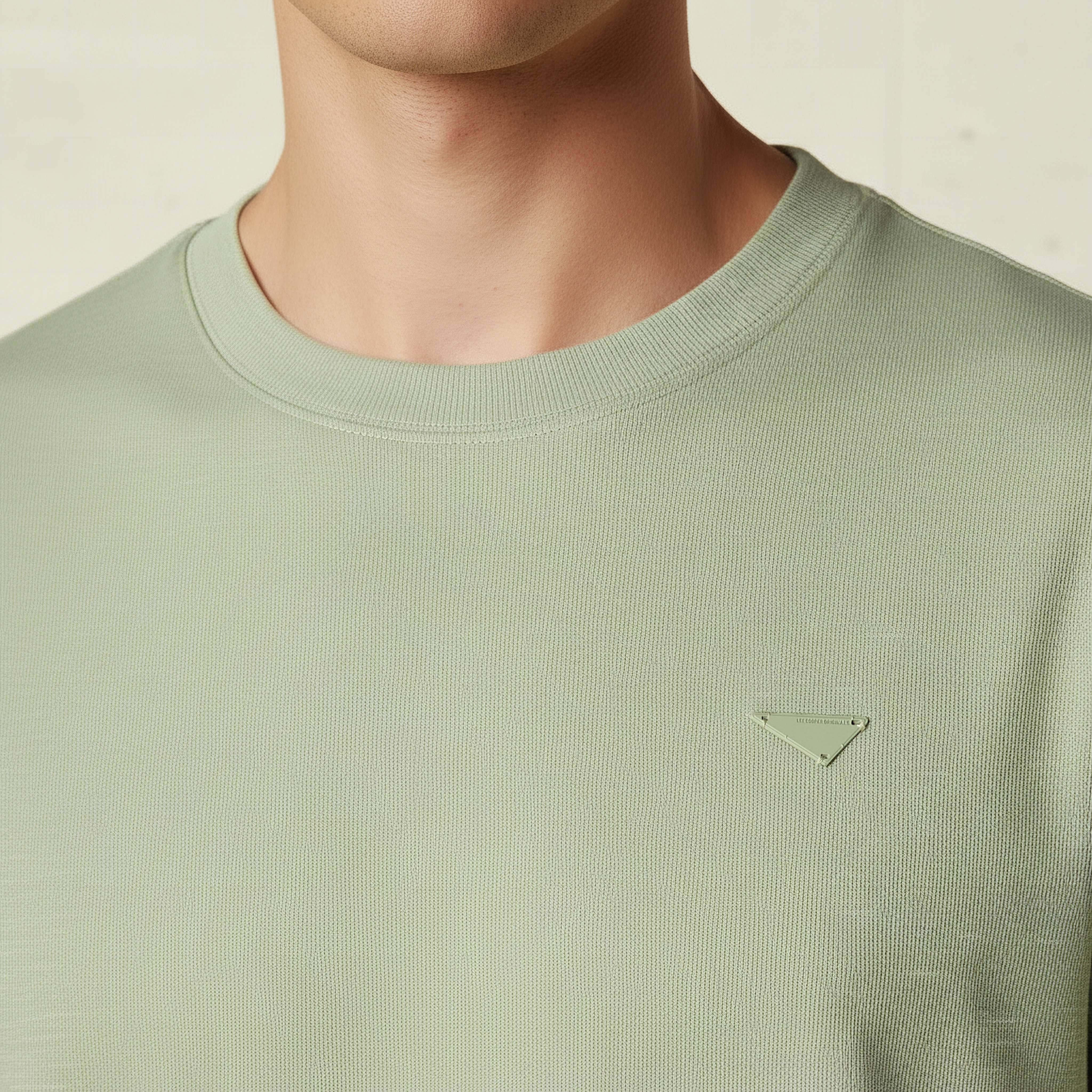 تيشيرت رجالي بياقة ضيقة وقصة عادية وأكمام قصيرة وزينة رقعة من لي كوبر-men-clothing-tshirtsandpolos-tshirts-image-4