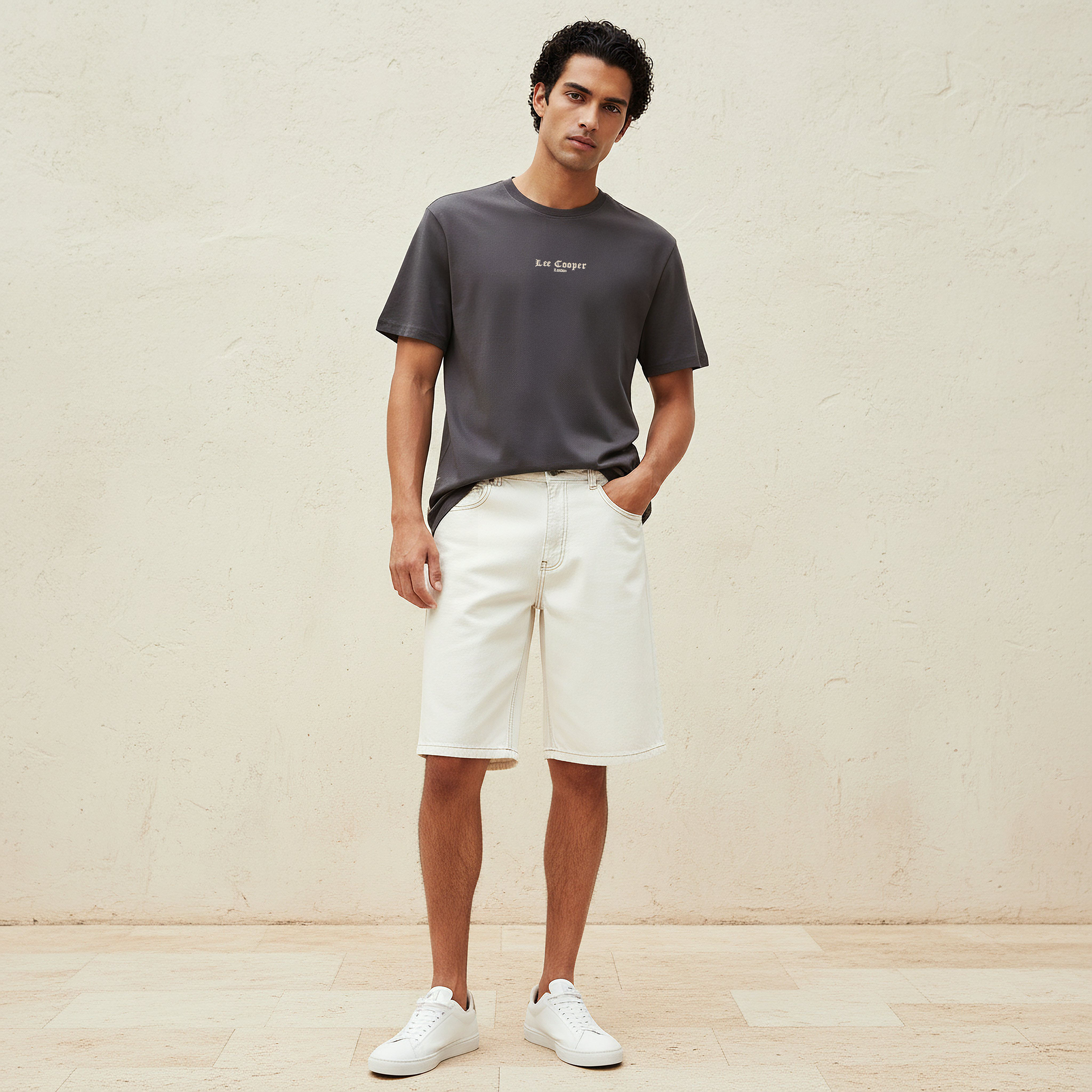تيشيرت بقصة عادية وياقة ضيقة وأكمام قصيرة وطبعات شعار للرجال من لي كوبر-men-clothing-tshirtsandpolos-tshirts-image-4