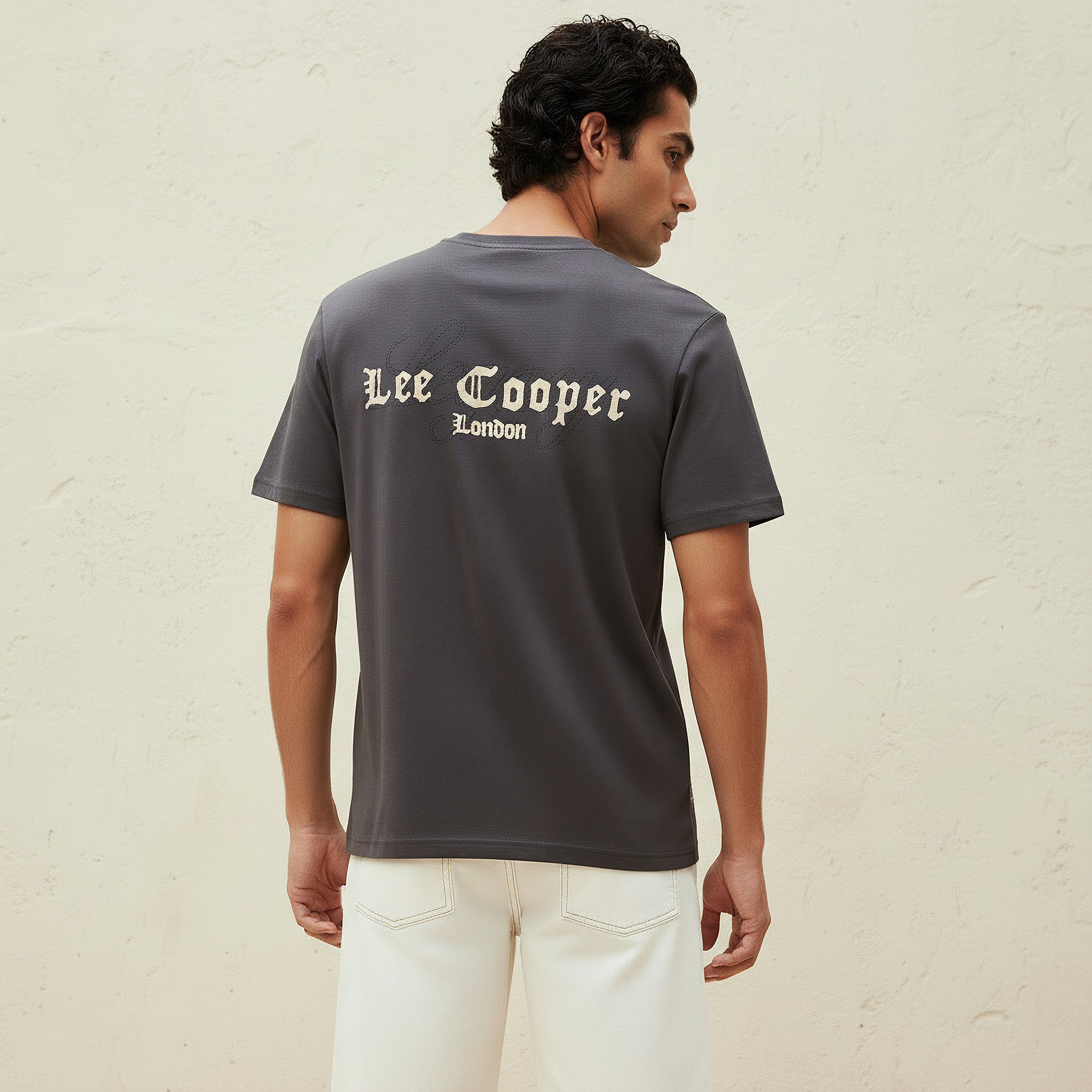 تيشيرت بقصة عادية وياقة ضيقة وأكمام قصيرة وطبعات شعار للرجال من لي كوبر-men-clothing-tshirtsandpolos-tshirts-image-1