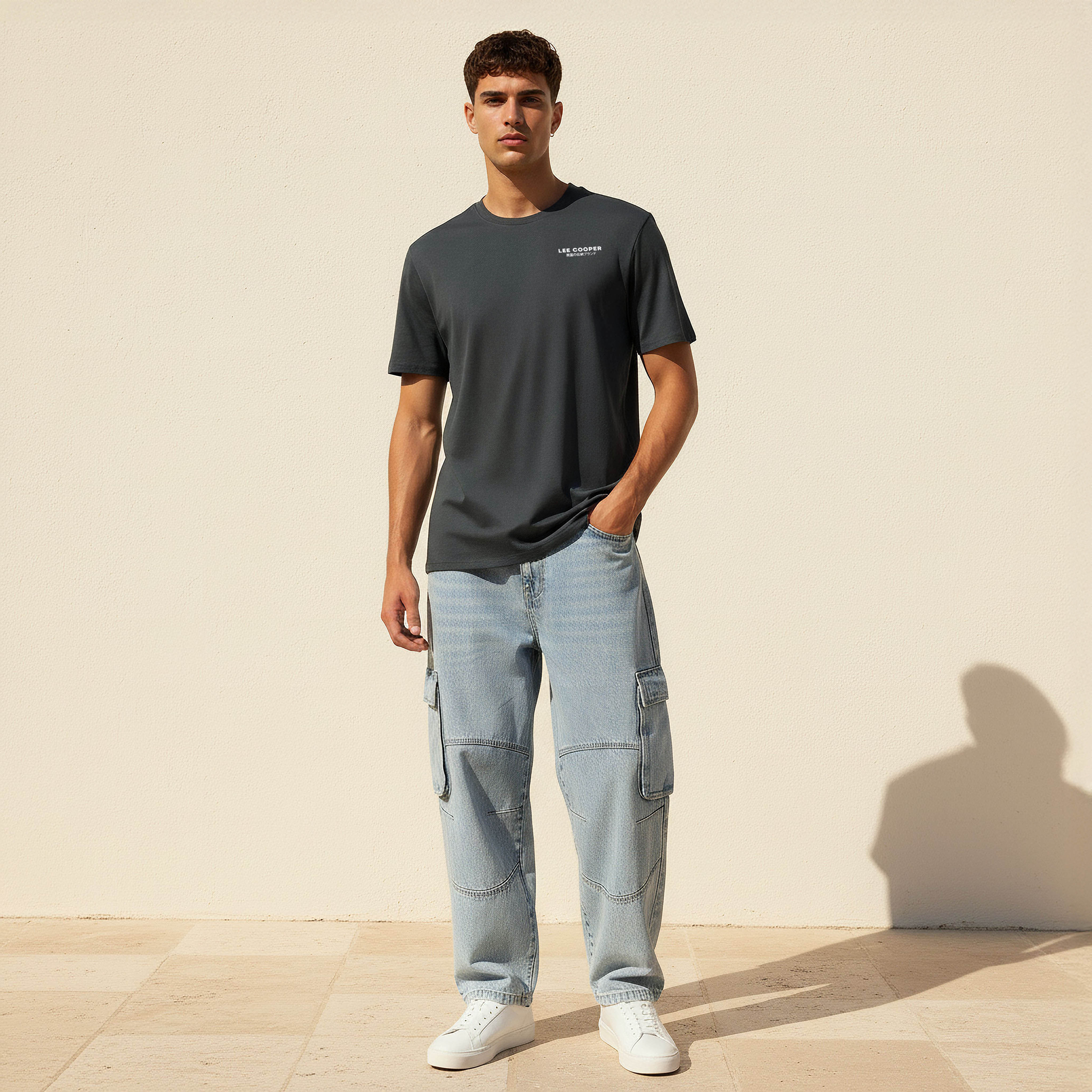 تيشيرت بقصة عادية وياقة ضيقة وأكمام قصيرة وطبعات شعار للرجال من لي كوبر-men-clothing-tshirtsandpolos-tshirts-image-4