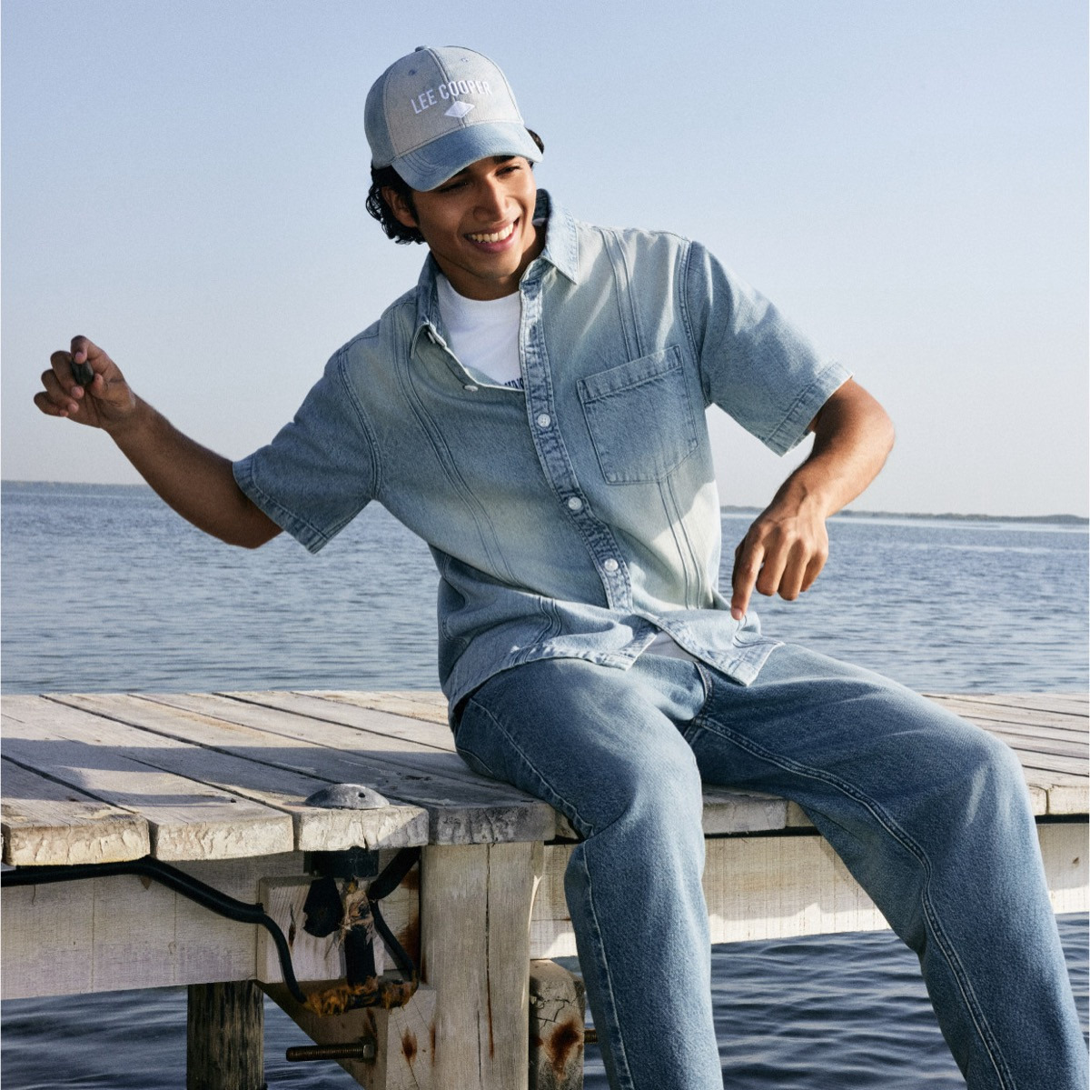 قميص دينم بقصة عادية وياقة من لي كوبر-men-clothing-shirts-image-1