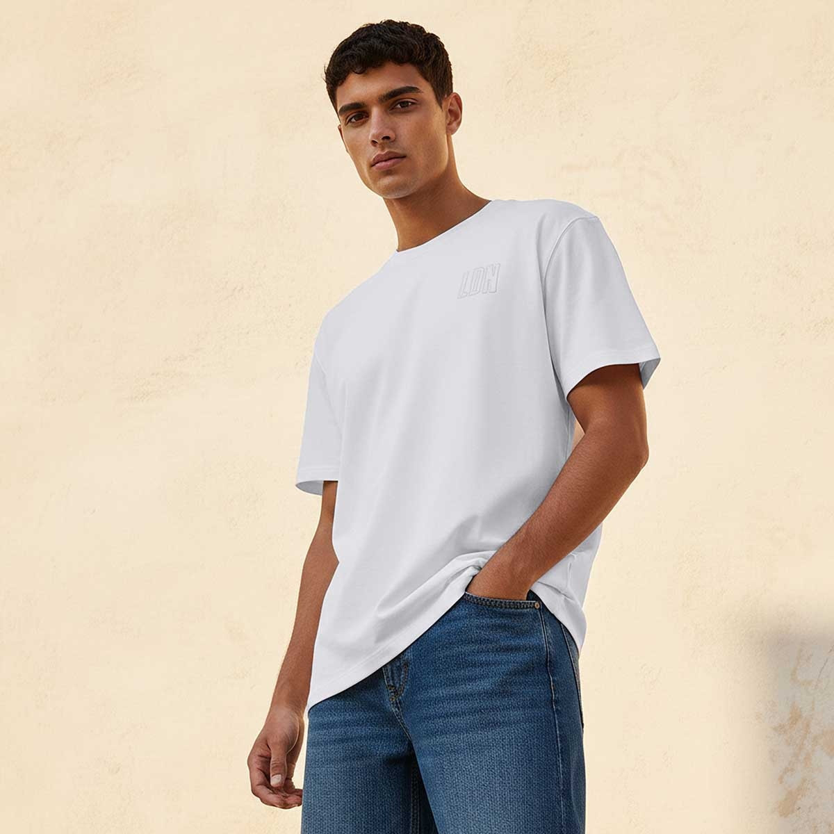 تيشيرت مطرز بقصّة عادية وياقة ضيّقة من لي كوبر-men-clothing-tshirtsandpolos-tshirts-image-1