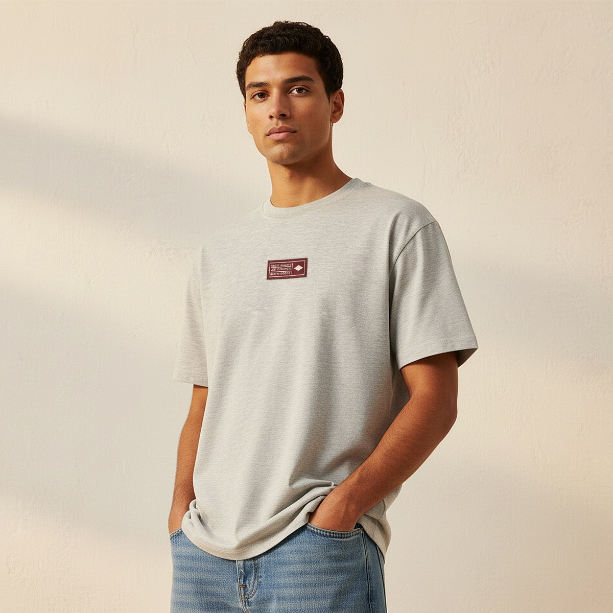 تيشيرت بقصة عادية وياقة ضيقة وأكمام قصيرة ورقعة شعار من لي كوبر-men-clothing-tshirtsandpolos-tshirts-image-1