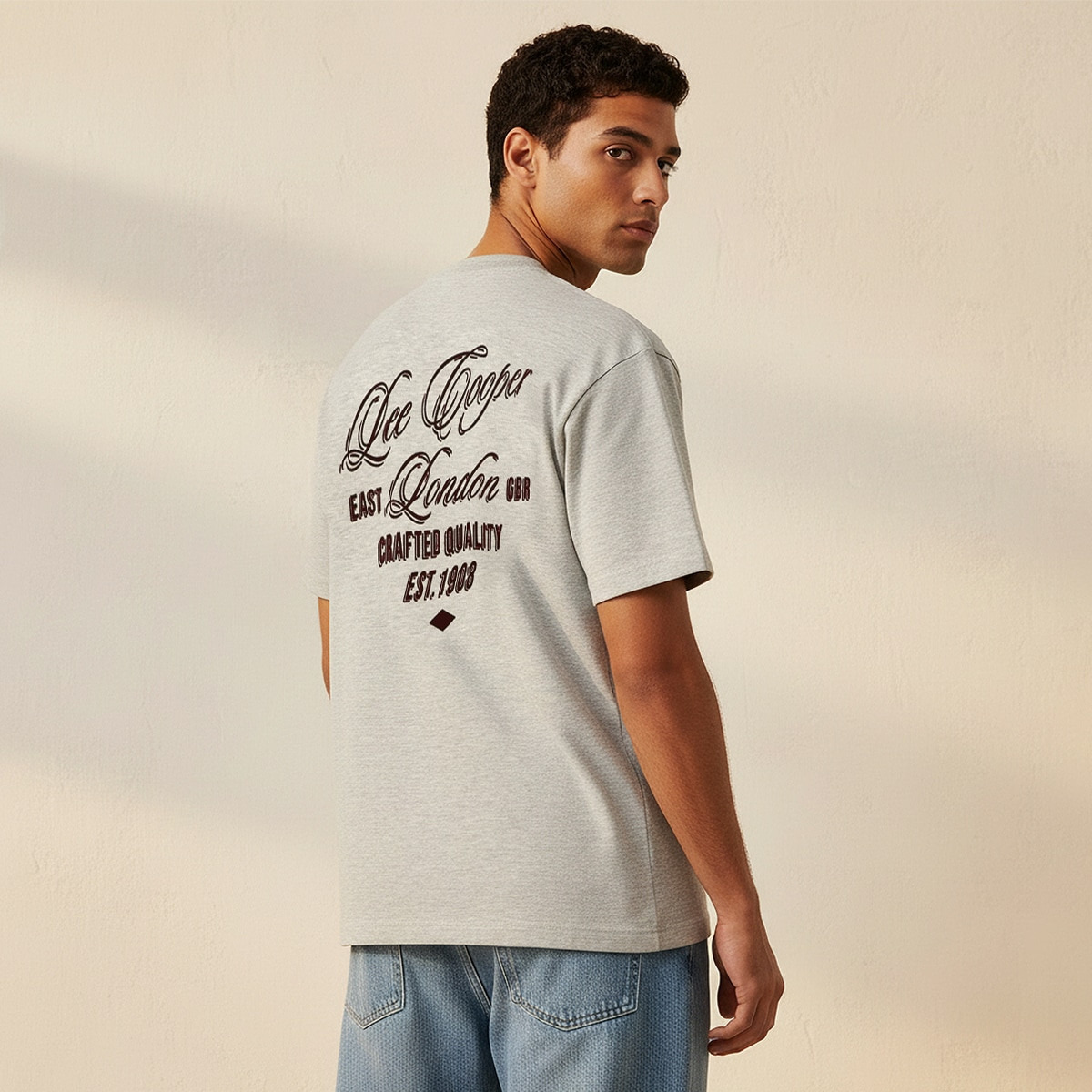 تيشيرت بقصة عادية وياقة ضيقة وأكمام قصيرة ورقعة شعار من لي كوبر-men-clothing-tshirtsandpolos-tshirts-image-4