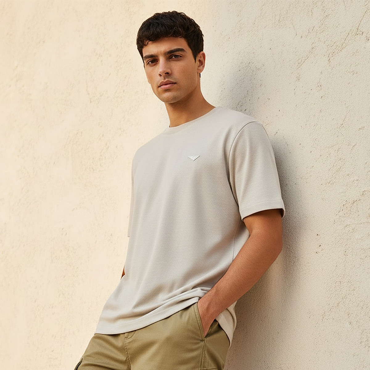تيشيرت بياقة ضيقة وأكمام قصيرة من  لي كوبر-men-clothing-tshirtsandpolos-tshirts-image-1