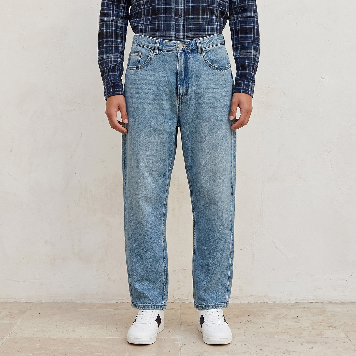 بنطلون جينز قطن بقصة باغي من لي كوبر-men-clothing-bottoms-trousersandchinos-trousers-image-1