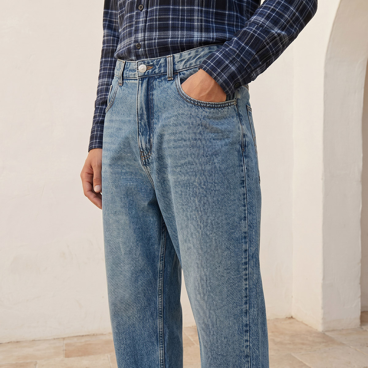 بنطلون جينز قطن بقصة باغي من لي كوبر-men-clothing-bottoms-trousersandchinos-trousers-image-5