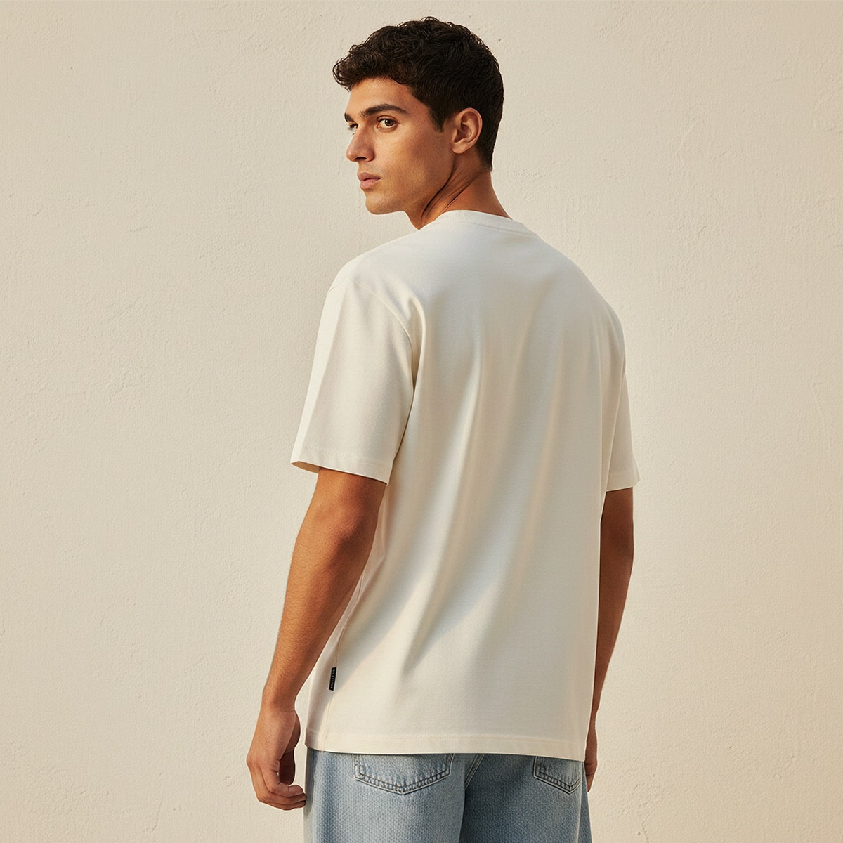 تيشيرت بياقة دائرية وأكمام قصيرة مع رقعة شعار من لي كوبر-men-clothing-tshirtsandpolos-tshirts-image-4