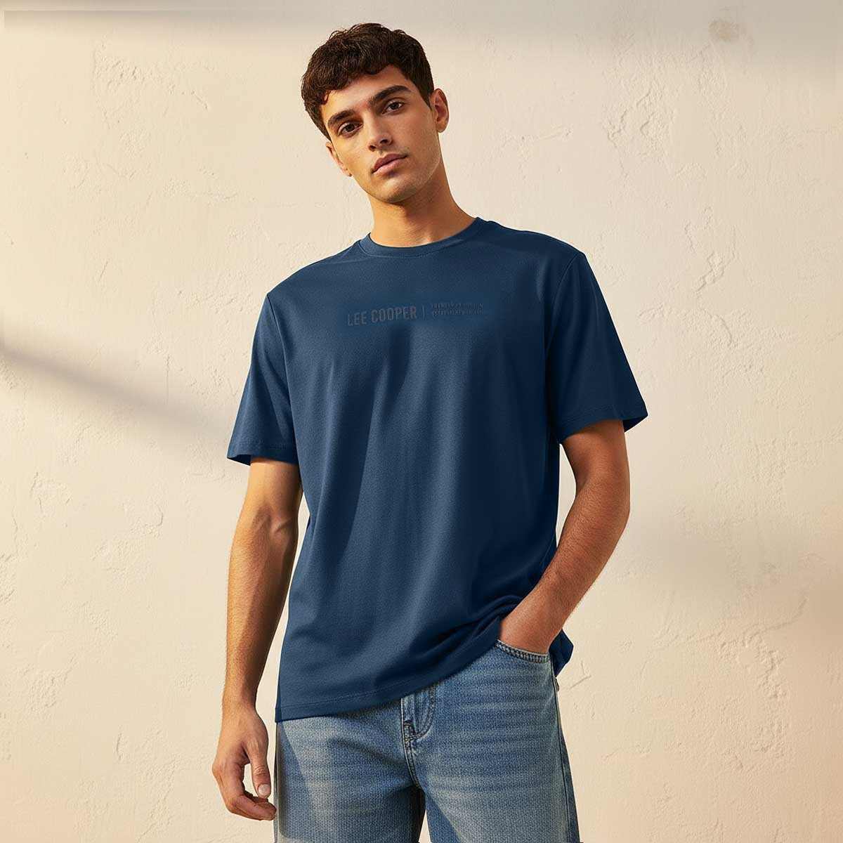 تيشيرت بقصة عادية وياقة دائرية وأكمام قصيرة بطبعة شعار من لي كوبر-men-clothing-tshirtsandpolos-tshirts-image-1