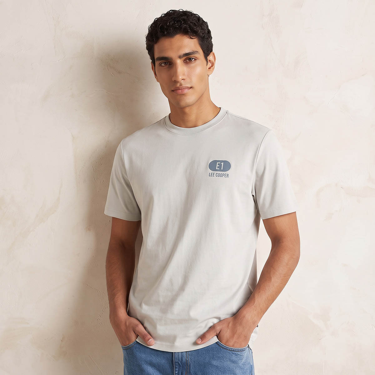تيشيرت بقصة عادية وياقة ضيقة وأكمام قصيرة وطبعات من لي كوبر-men-clothing-tshirtsandpolos-tshirts-image-1
