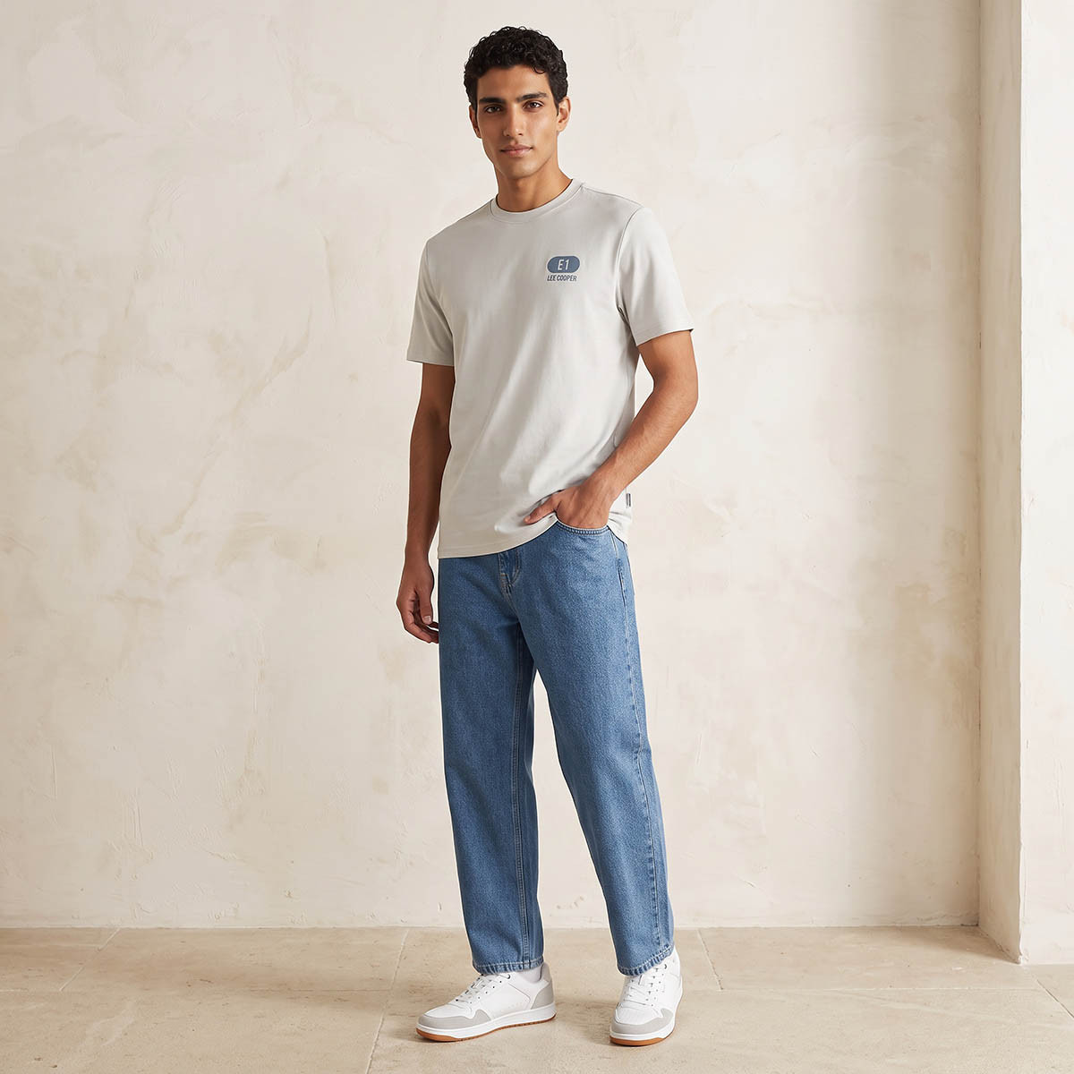 تيشيرت بقصة عادية وياقة ضيقة وأكمام قصيرة وطبعات من لي كوبر-men-clothing-tshirtsandpolos-tshirts-image-2