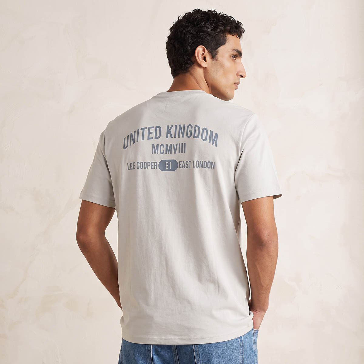 تيشيرت بقصة عادية وياقة ضيقة وأكمام قصيرة وطبعات من لي كوبر-men-clothing-tshirtsandpolos-tshirts-image-3