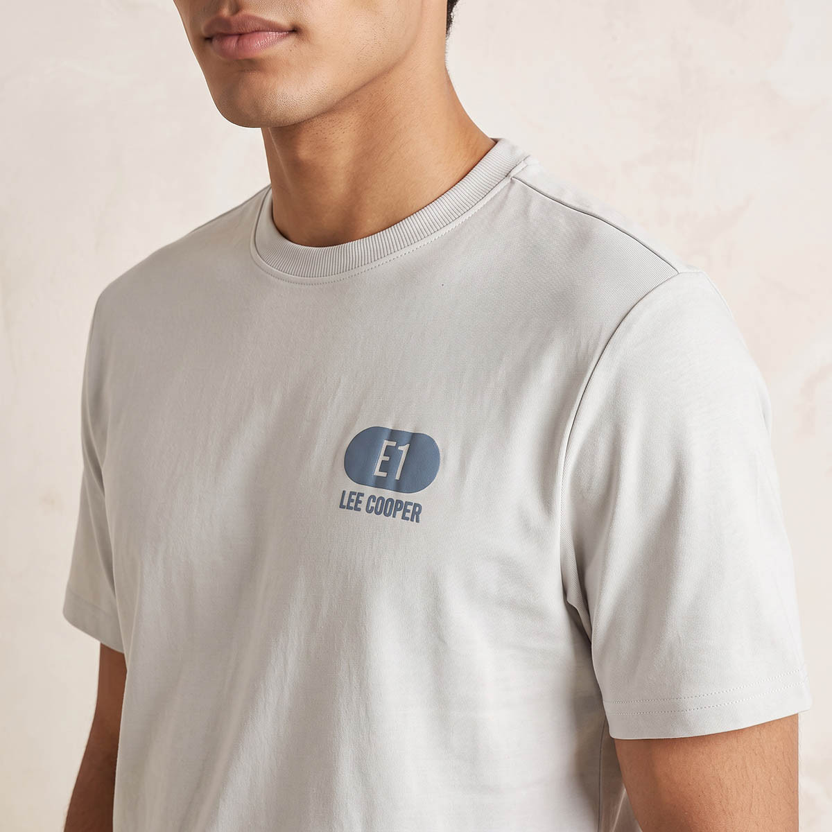 تيشيرت بقصة عادية وياقة ضيقة وأكمام قصيرة وطبعات من لي كوبر-men-clothing-tshirtsandpolos-tshirts-image-4