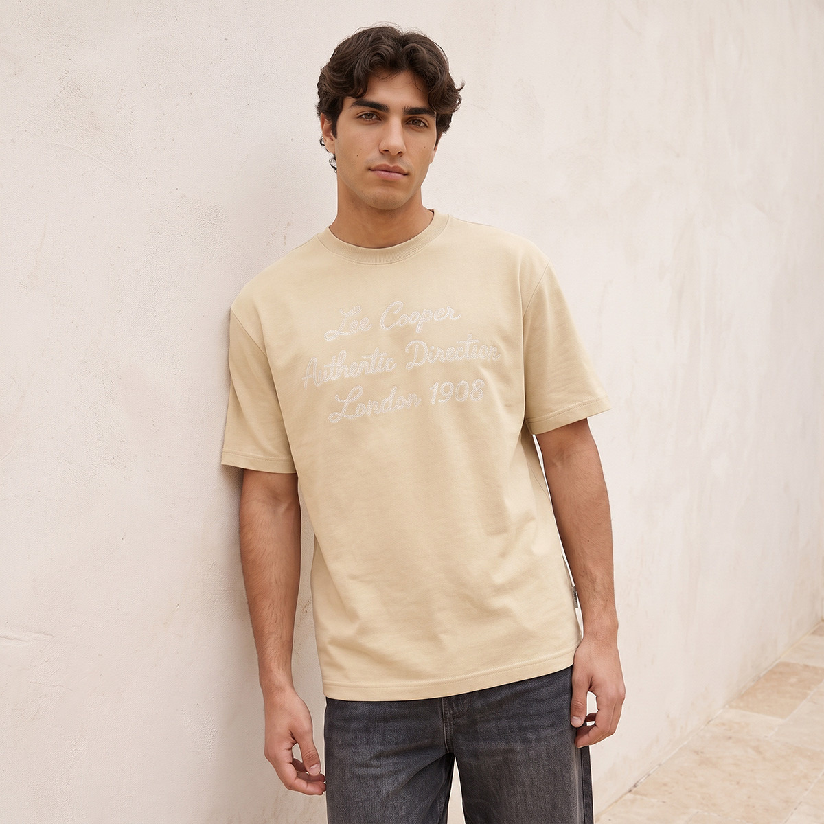 تيشيرت بياقة ضيقة وطبعات شعار من لي كوبر-men-clothing-tshirtsandpolos-tshirts-image-1