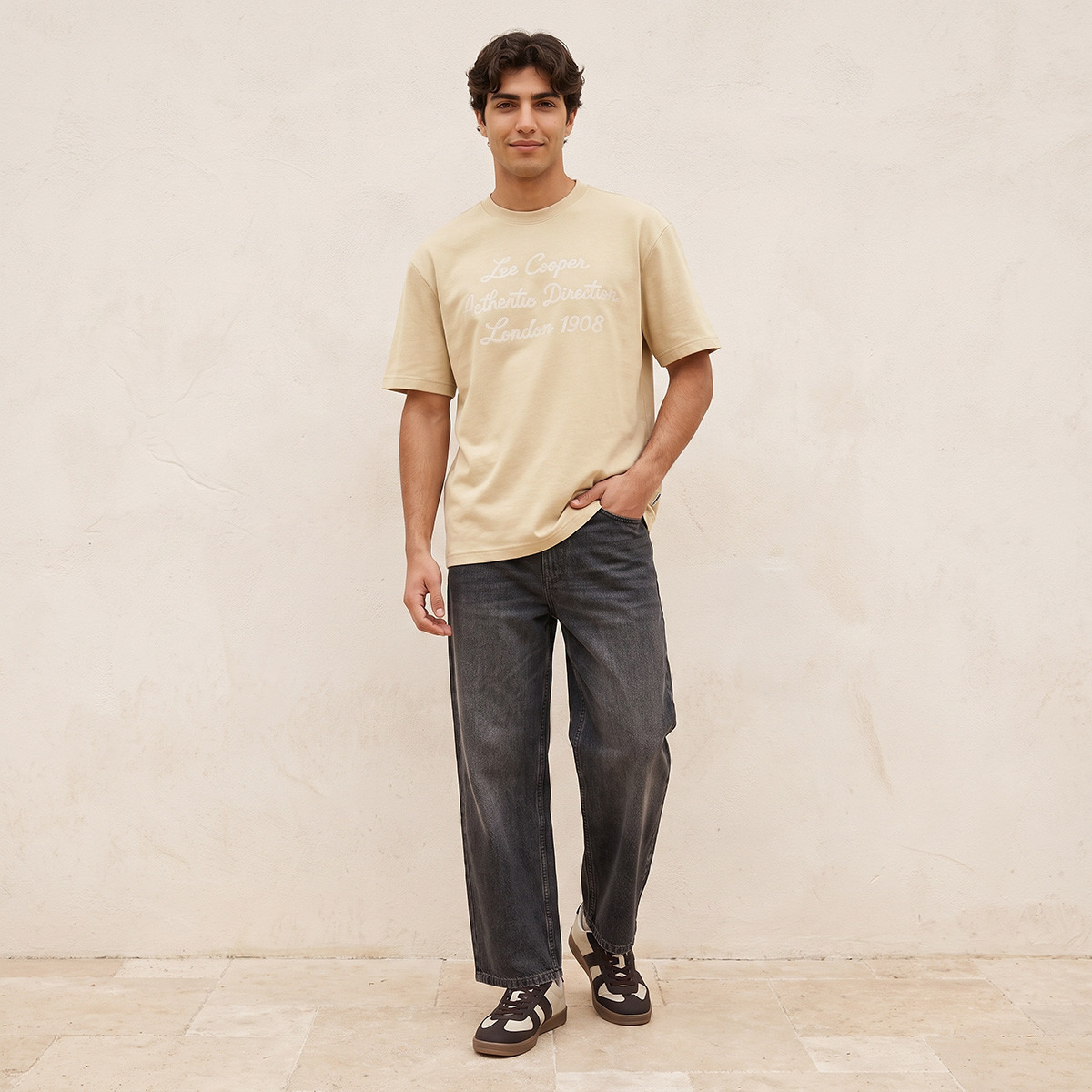 تيشيرت بياقة ضيقة وطبعات شعار من لي كوبر-men-clothing-tshirtsandpolos-tshirts-image-2