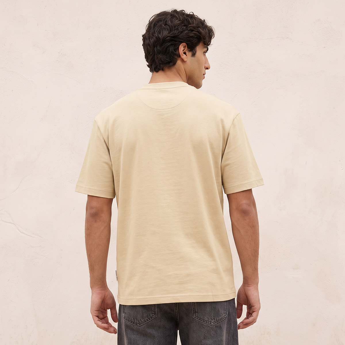 تيشيرت بياقة ضيقة وطبعات شعار من لي كوبر-men-clothing-tshirtsandpolos-tshirts-image-3